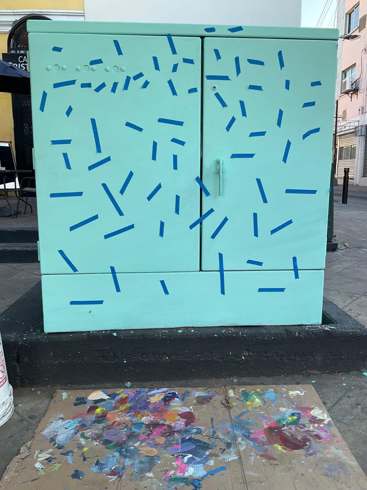 $!Color y cultura en el Paseo del Ángel: Sharey Mendoza pinta transformadores de pedestal en el corazón de Culiacán