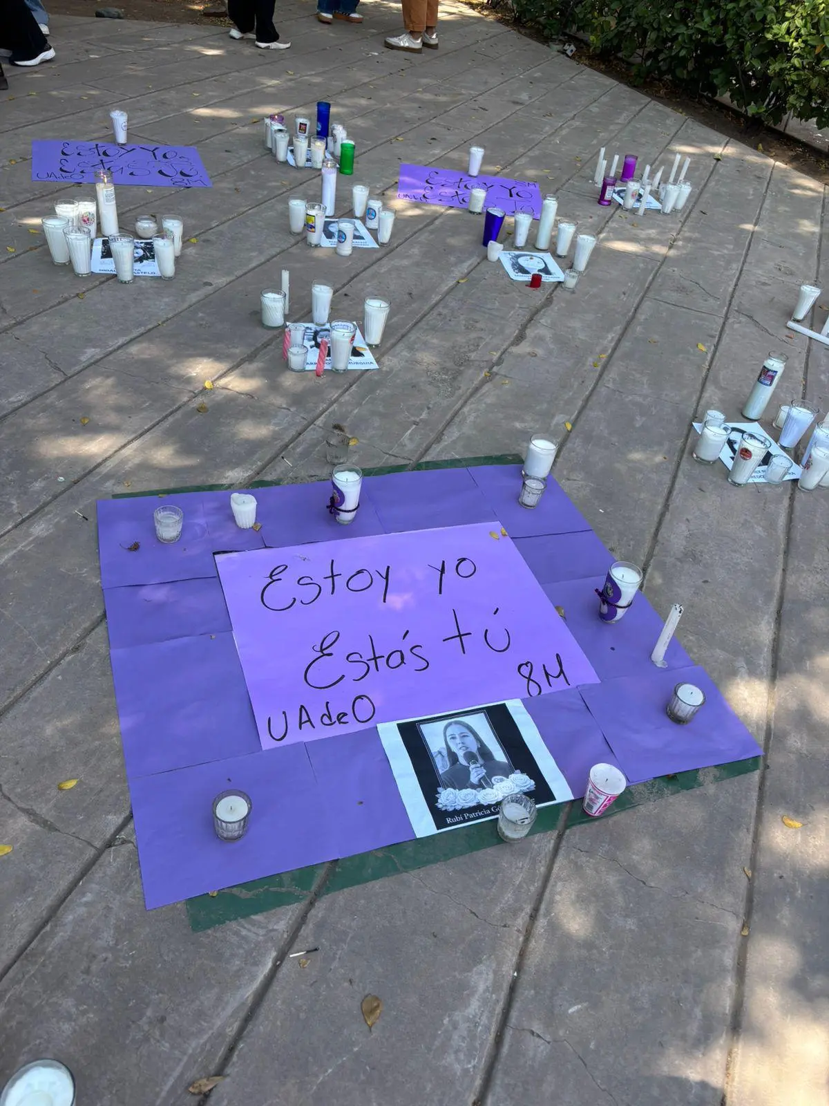 $!‘Estoy yo, estás tú’: Estudiantes en la UAdeO marchan en silencio por el 8M