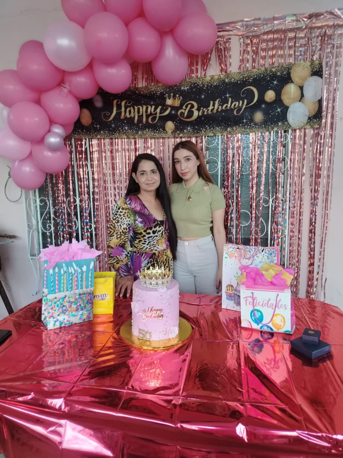 $!La cumpleañera con su sobrina Melissa Cebreros Arana.