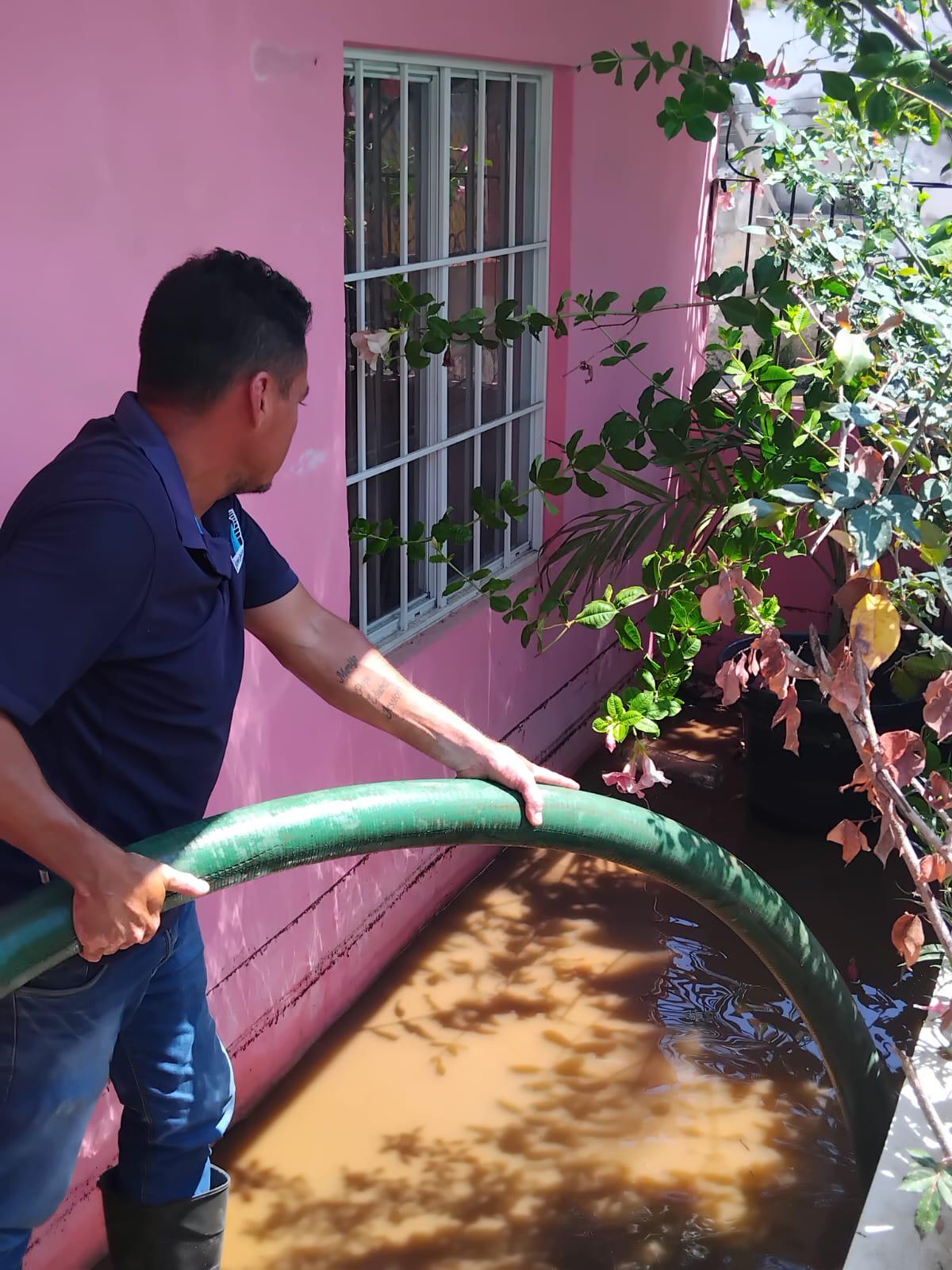 $!Tras las lluvias, vecinos sacan agua de casa inundada y ponen colchones al sol en Urías, en Mazatlán