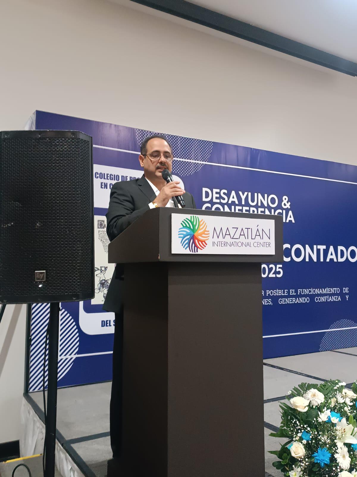 $!Con ponencia de José Ángel Cortés celebran Profesionistas del Sur de Sinaloa el Día de Contador