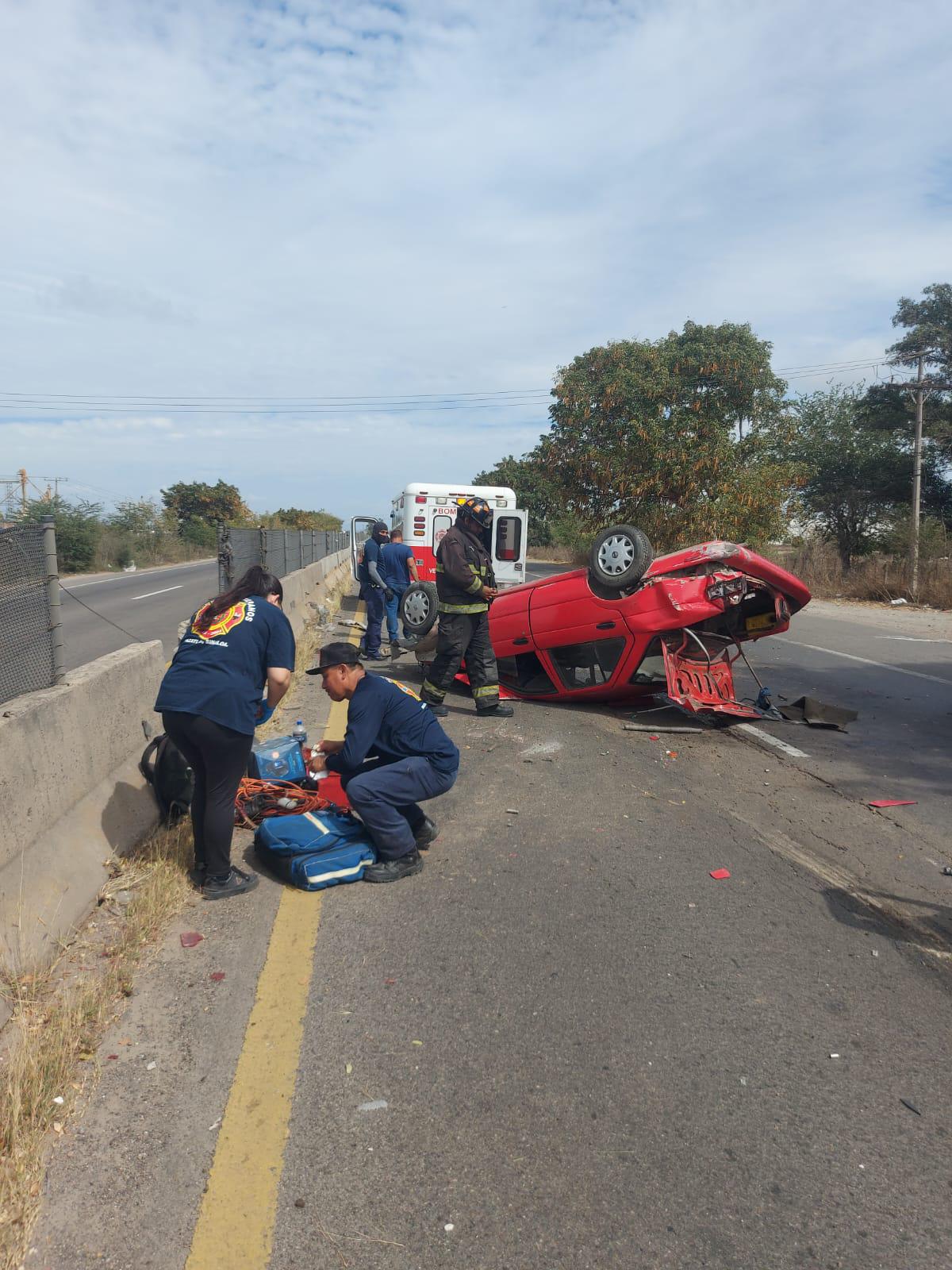 $!Vuelca automóvil en la carretera frente al penal de Mazatlán