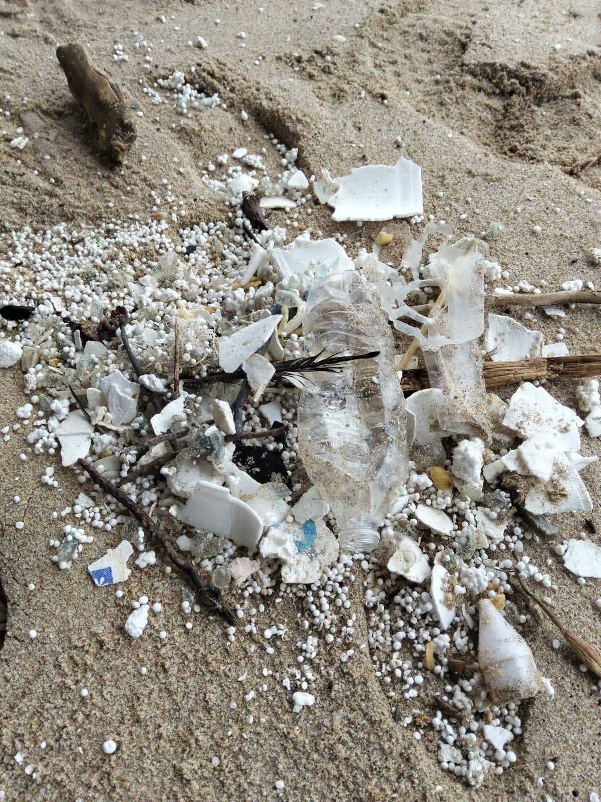 $!Marejadas arrastran quemadores, troncos y basura a las playas de Mazatlán