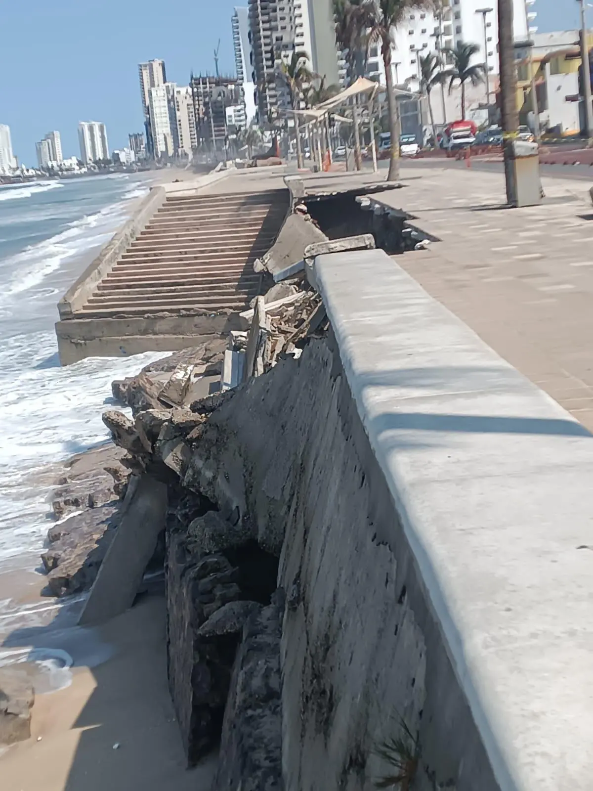$!Persiste socavón en el malecón de Mazatlán; aún no inician reparaciones