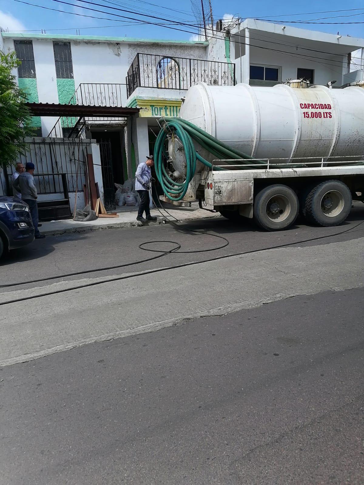 $!Cada que llueve, vecinos del Centro de Mazatlán ven cómo las aguas negras brotan dentro de sus casas
