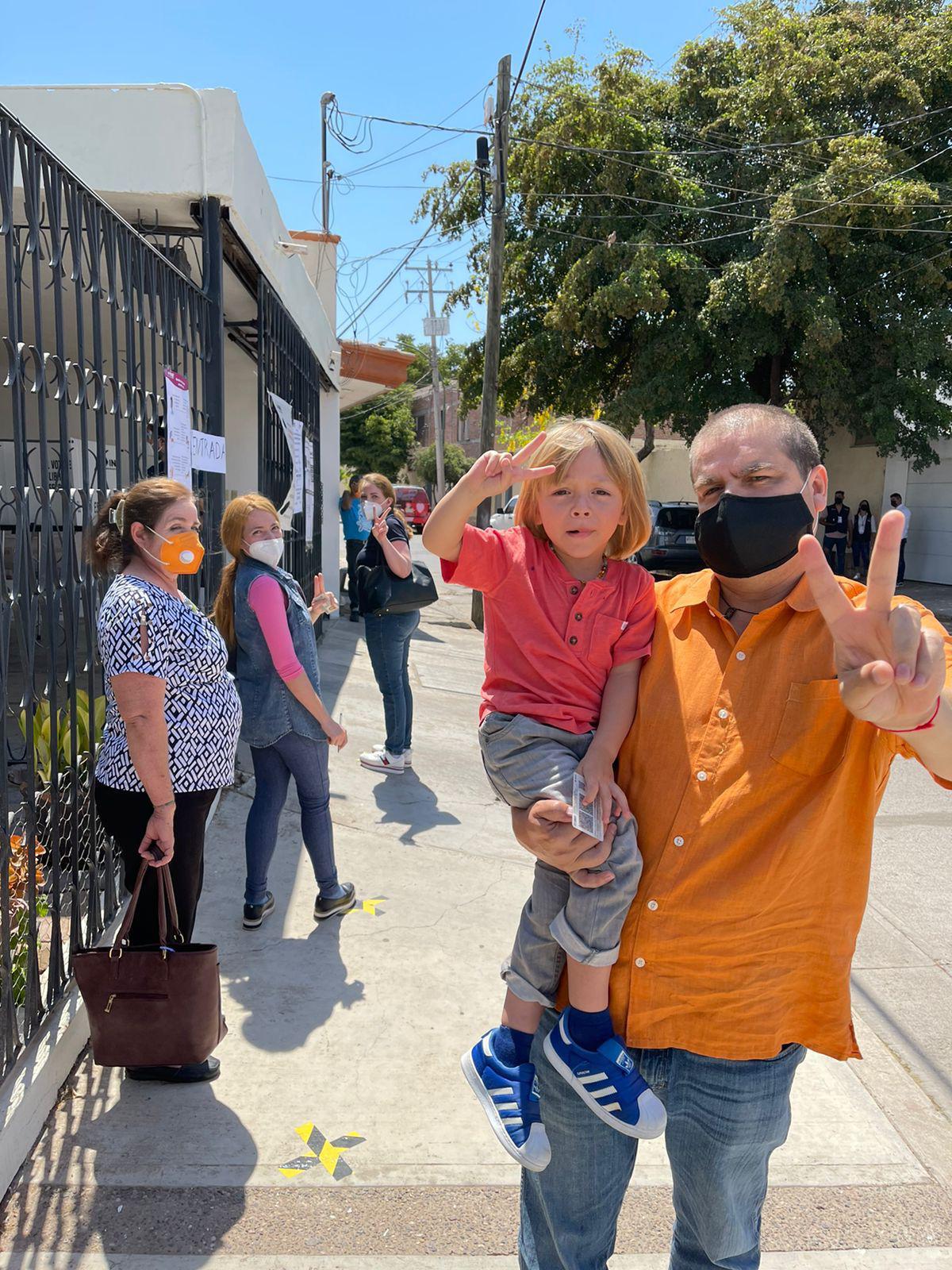 $!Roberto Cruz Castro acude a votar