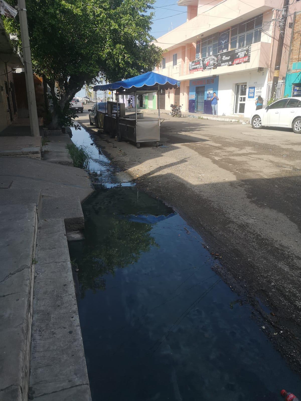 $!Bloquean crucero en el Centro de Mazatlán por baches y fuga de drenaje