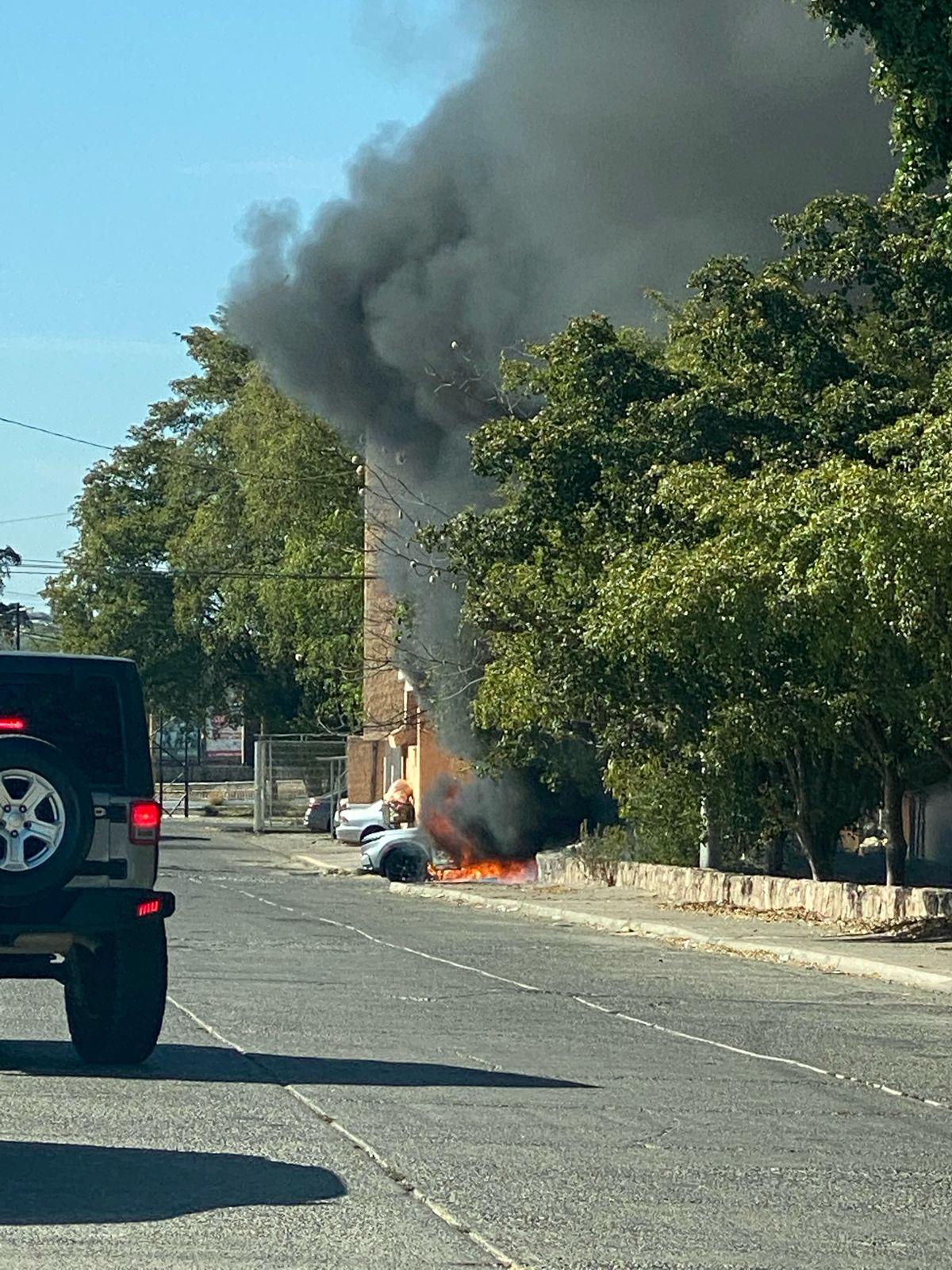 $!Se incendia camioneta en la colonia La Campiña, en Culiacán