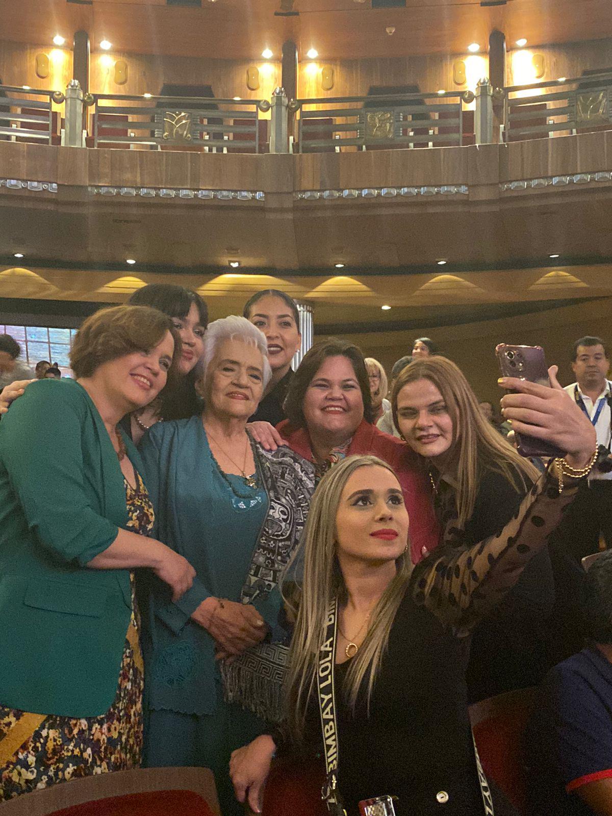 $!Bello momento captan sus nietas antes de iniciar la ceremonia.