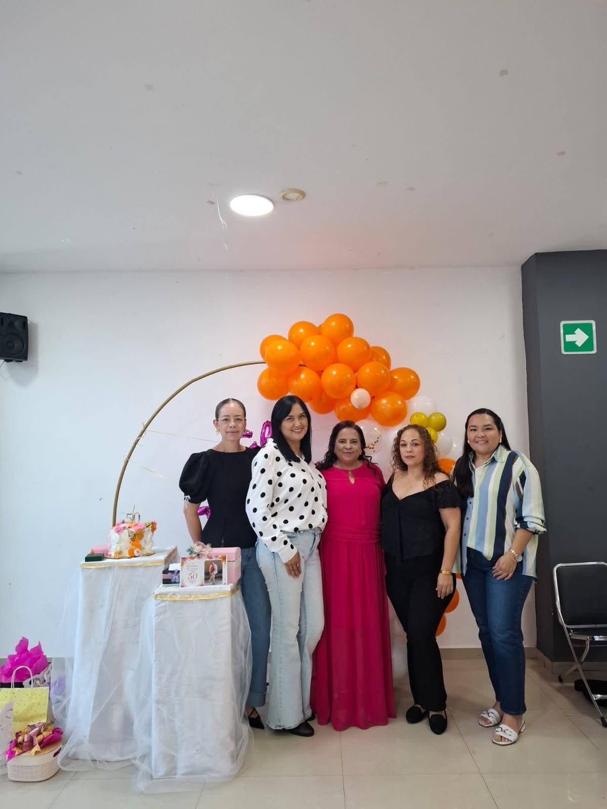 $!Con sus Amigas Marisol Santiesteban, Quetzali Quiñónez, Yuri Valdez, Areli Haro.