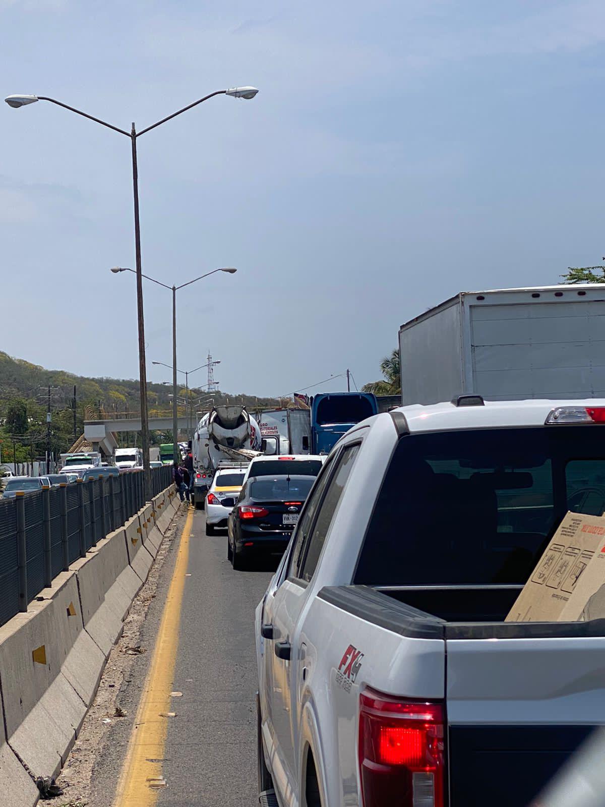 $!Trompo, tráiler, torton y camioneta chocan en la Internacional al sur de Mazatlán; hay un lesionado