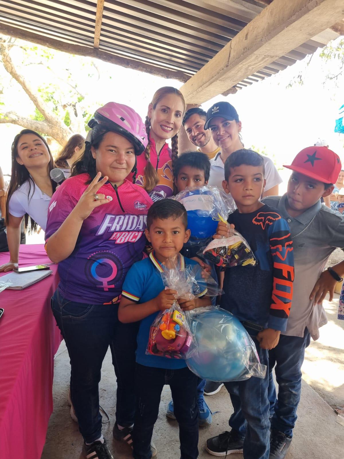 $!Fridas en Bici Sinaloa hace felices a las niñas y niños de El Armadillo, en Mazatlán