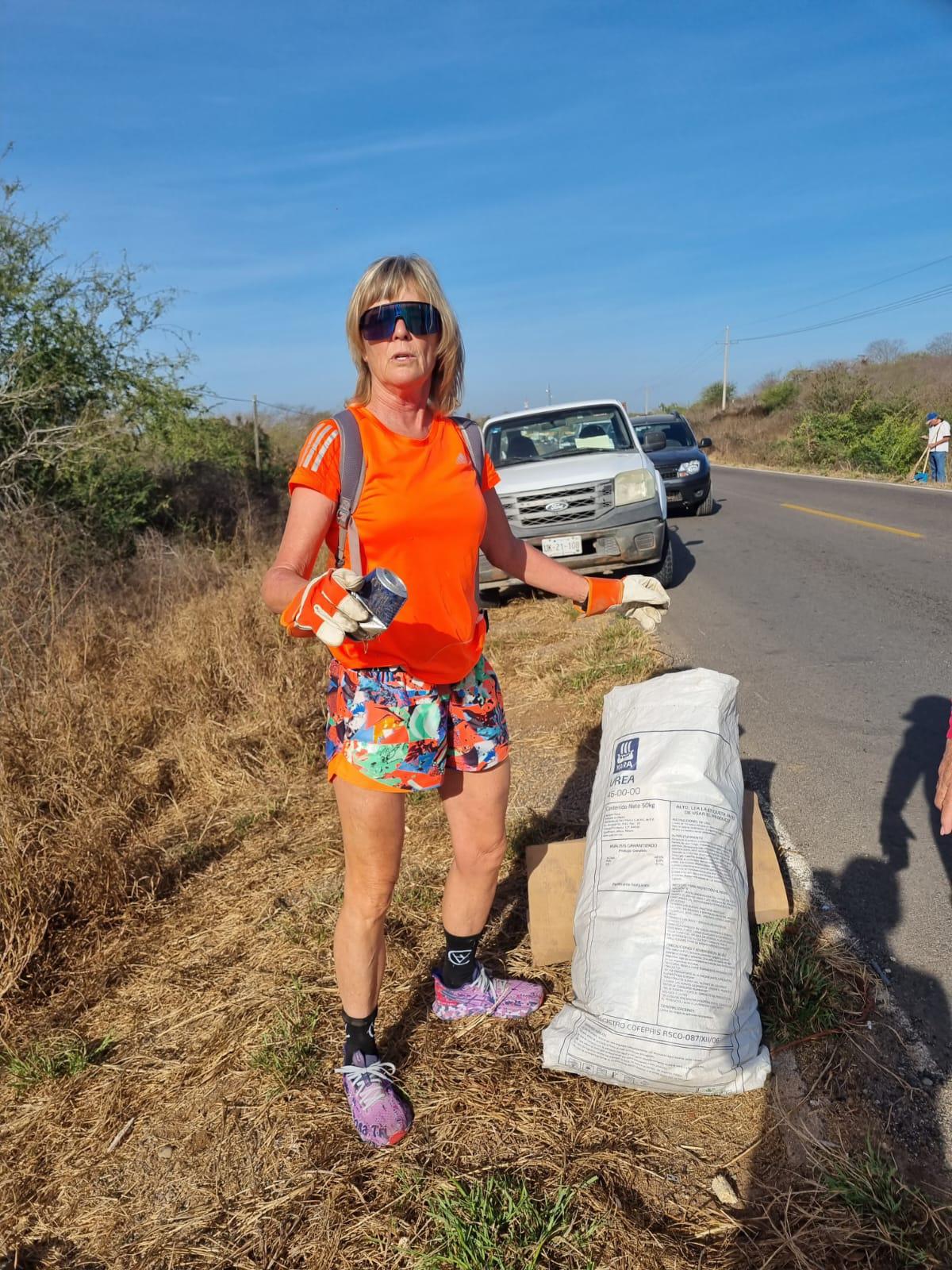 $!Fridas en Bici Sinaloa limpian carretera entre El Habal y Puerta de Canoas, en Mazatlán