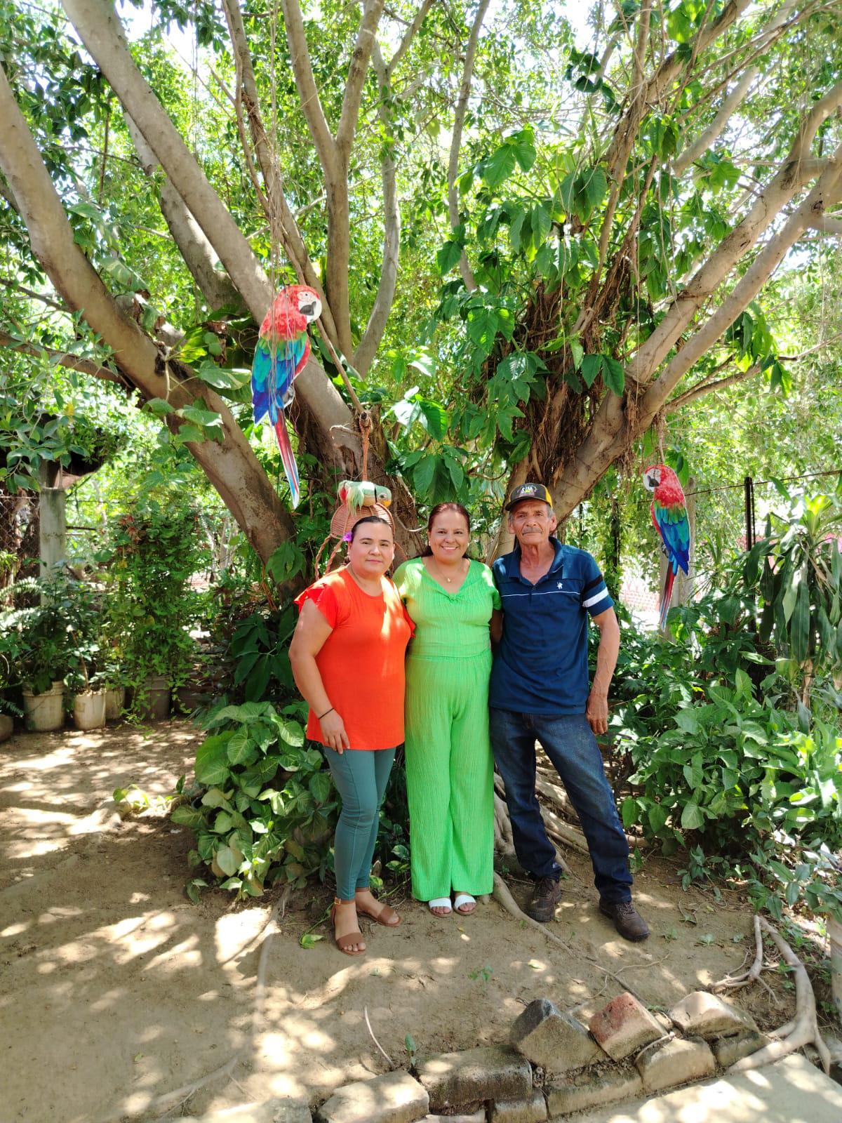 $!Noelia Aguilar y José Martín Huerta Delgado felicitaron a la cumpleañera.