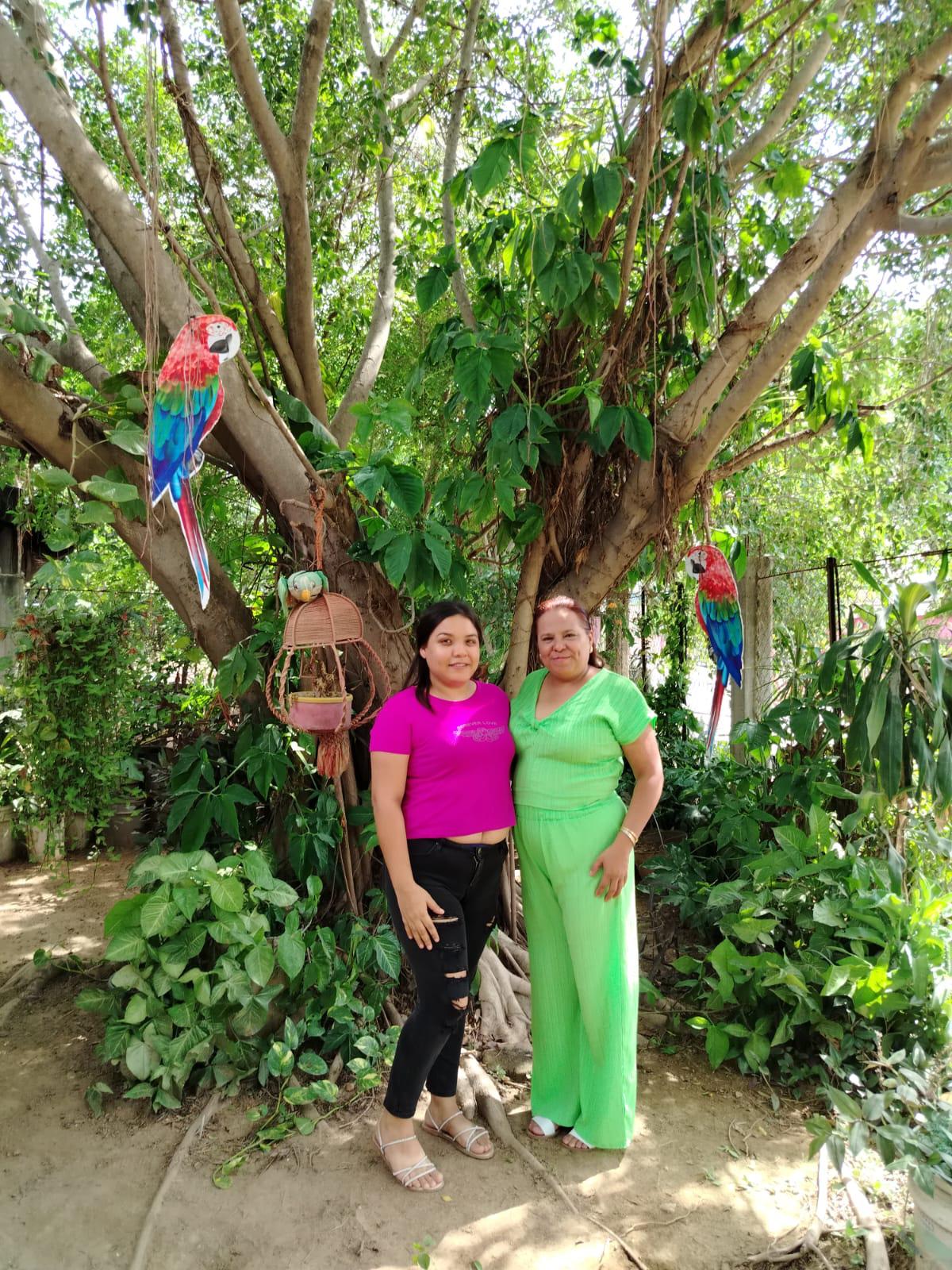 $!Con su ahijada Melesia López.