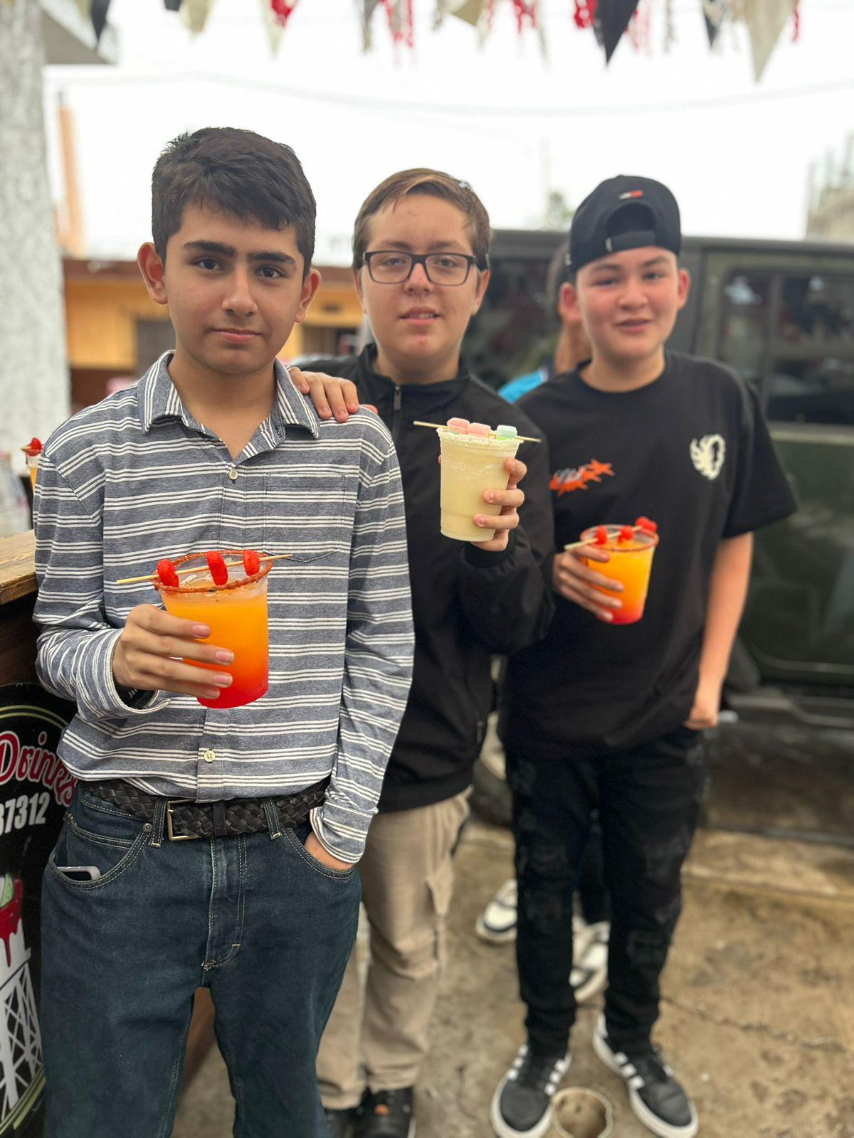 $!Amigos del cumpleañero disfrutaron de la convivencia organizada en su honor.