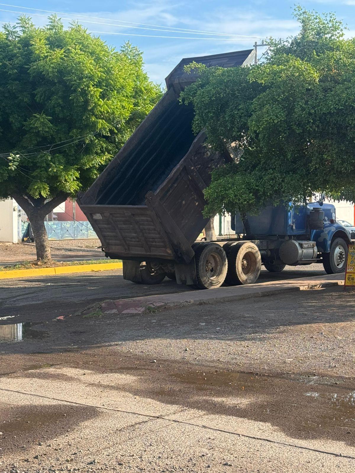 $!Góndola derriba postes y deja sin luz a colonias de El Rosario por más de 3 horas