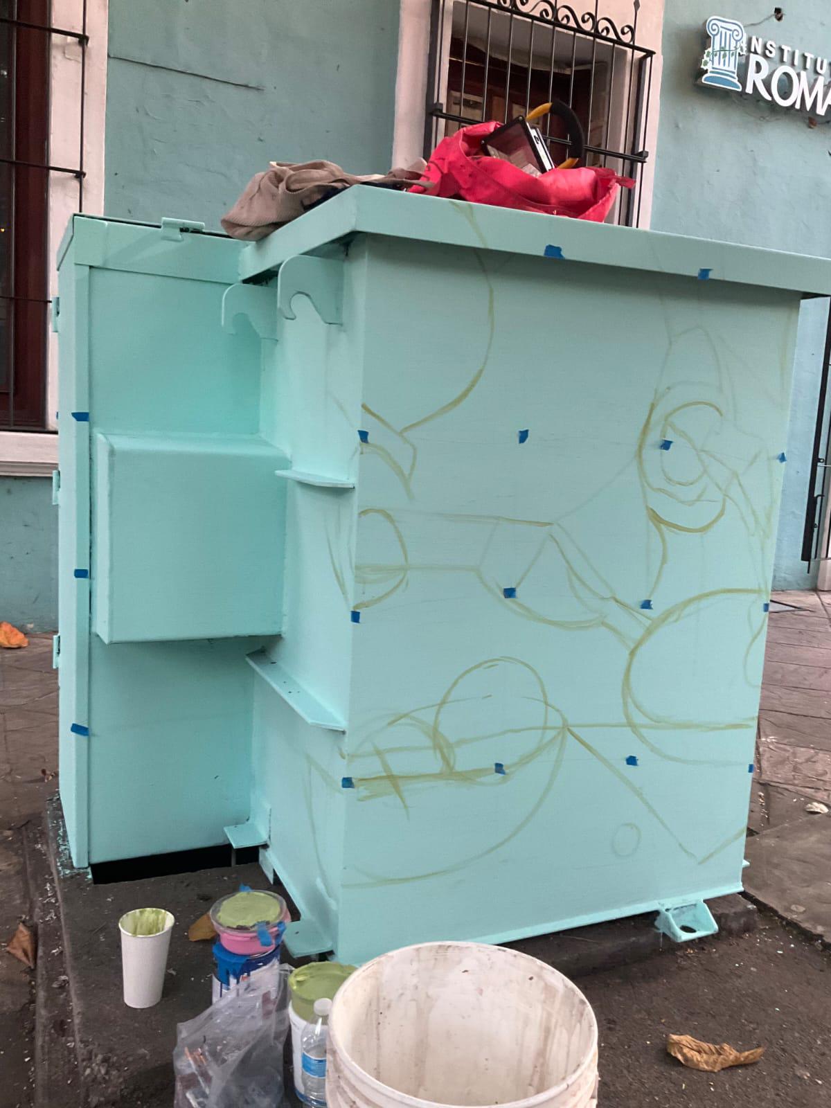 $!Color y cultura en el Paseo del Ángel: Sharey Mendoza pinta transformadores de pedestal en el corazón de Culiacán