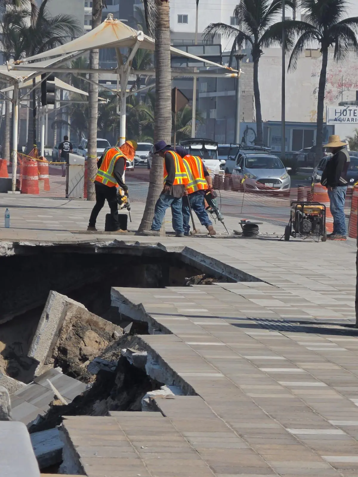 $!Comienzan trabajos en el malecón de Mazatlán para reparar la zona colapsada
