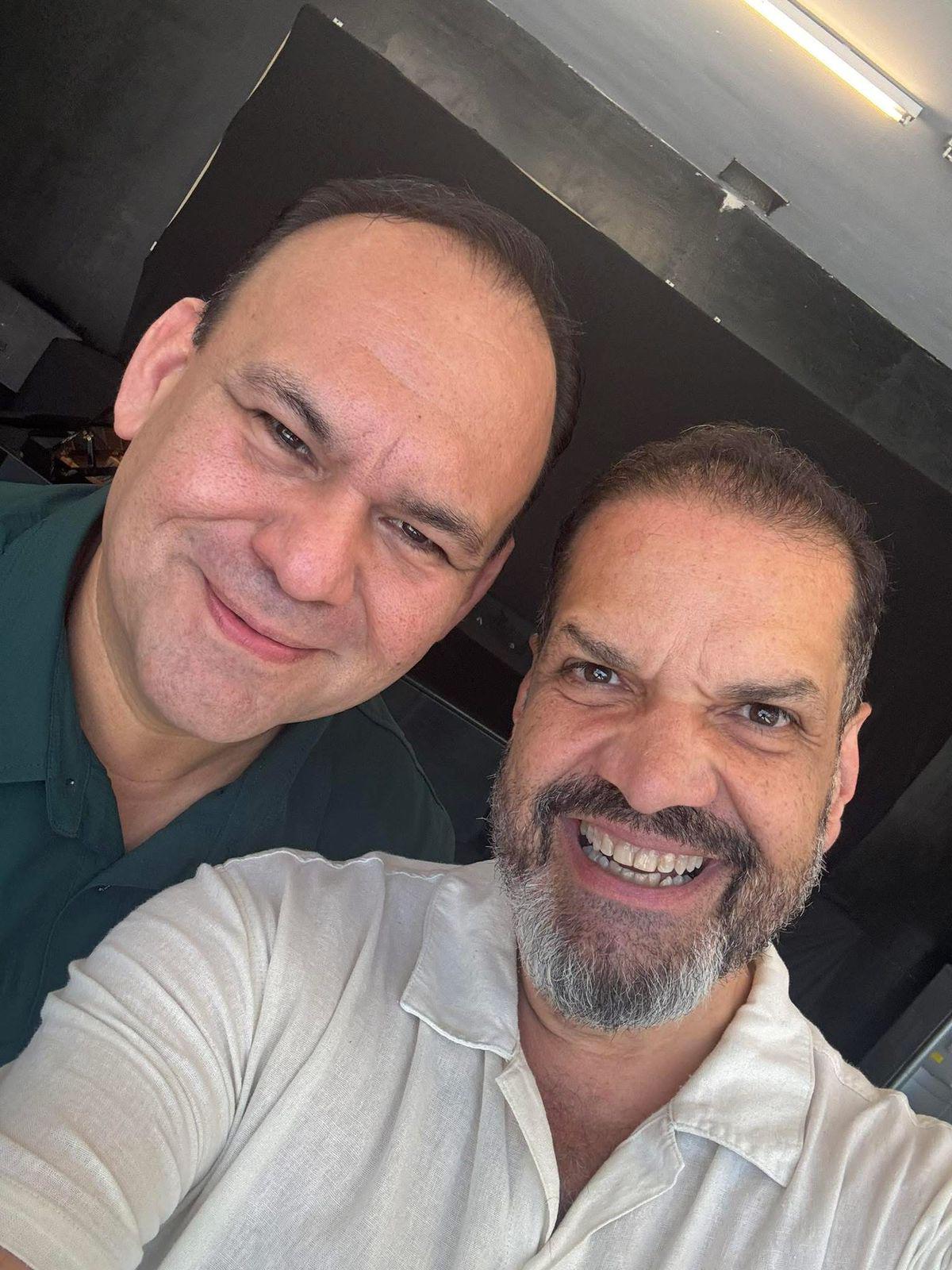 $!El tenor José Manuel Chu, director del Taller de Ópera de Sinaloa, con Carlos Conde.