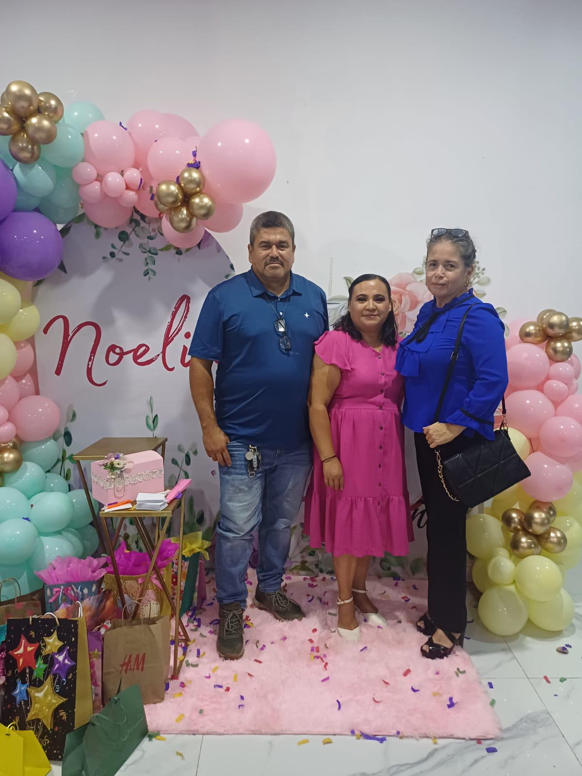 $!Con sus compadres Juan y Estela Rubalcava.