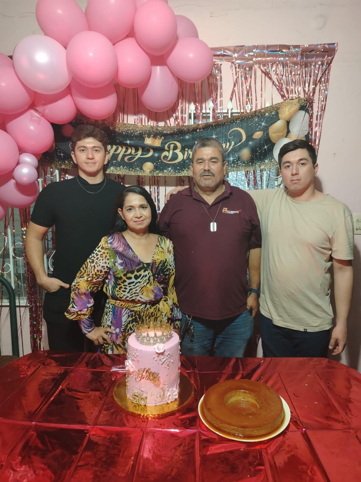 $!Con su esposo Juan Alberto Rubalcaba Huerta y sus hijos Juan Alberto y Ángel Rubalcaba Cebreros.