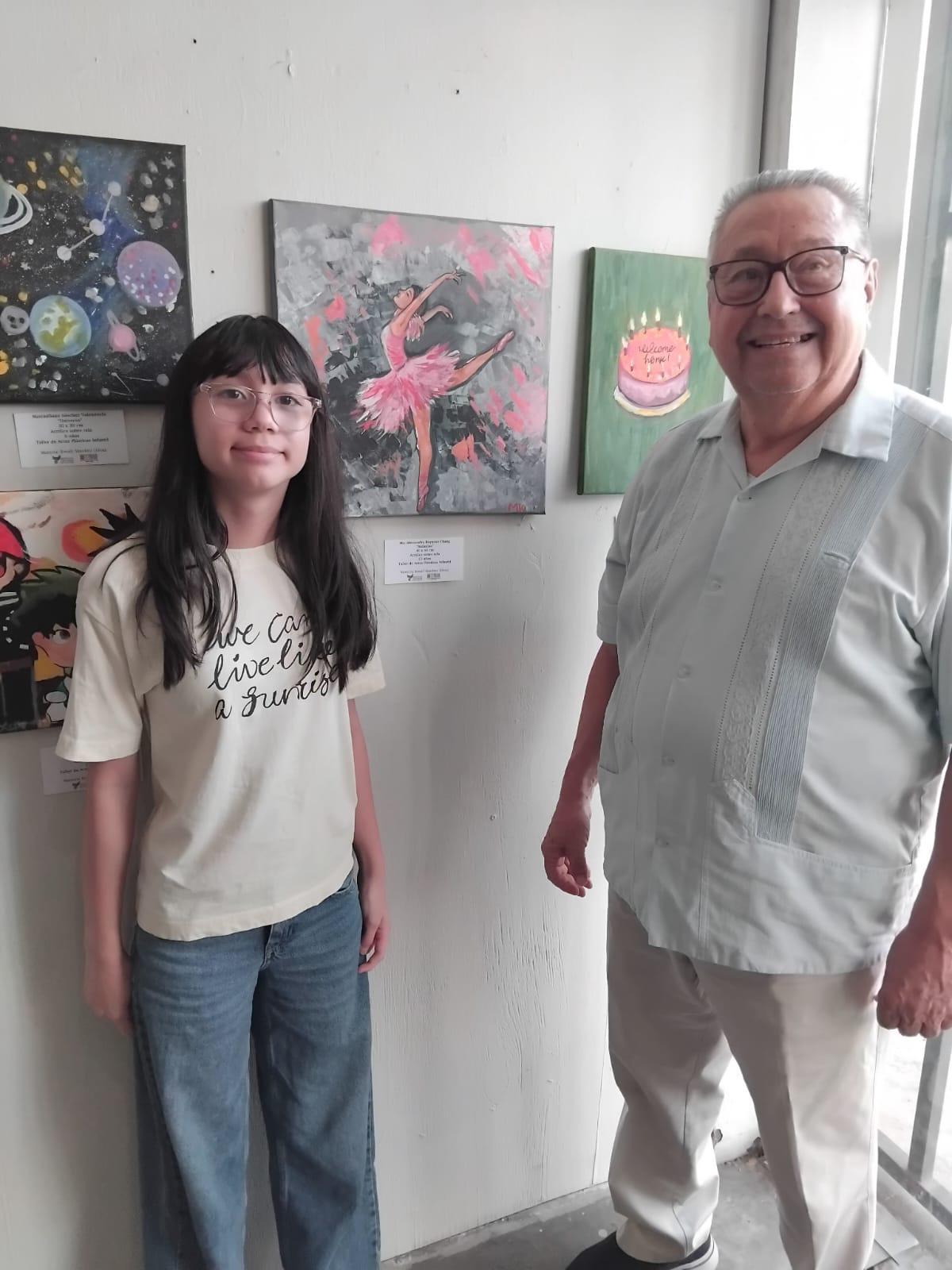 $!El abuelo orgulloso con su pequeña artista.