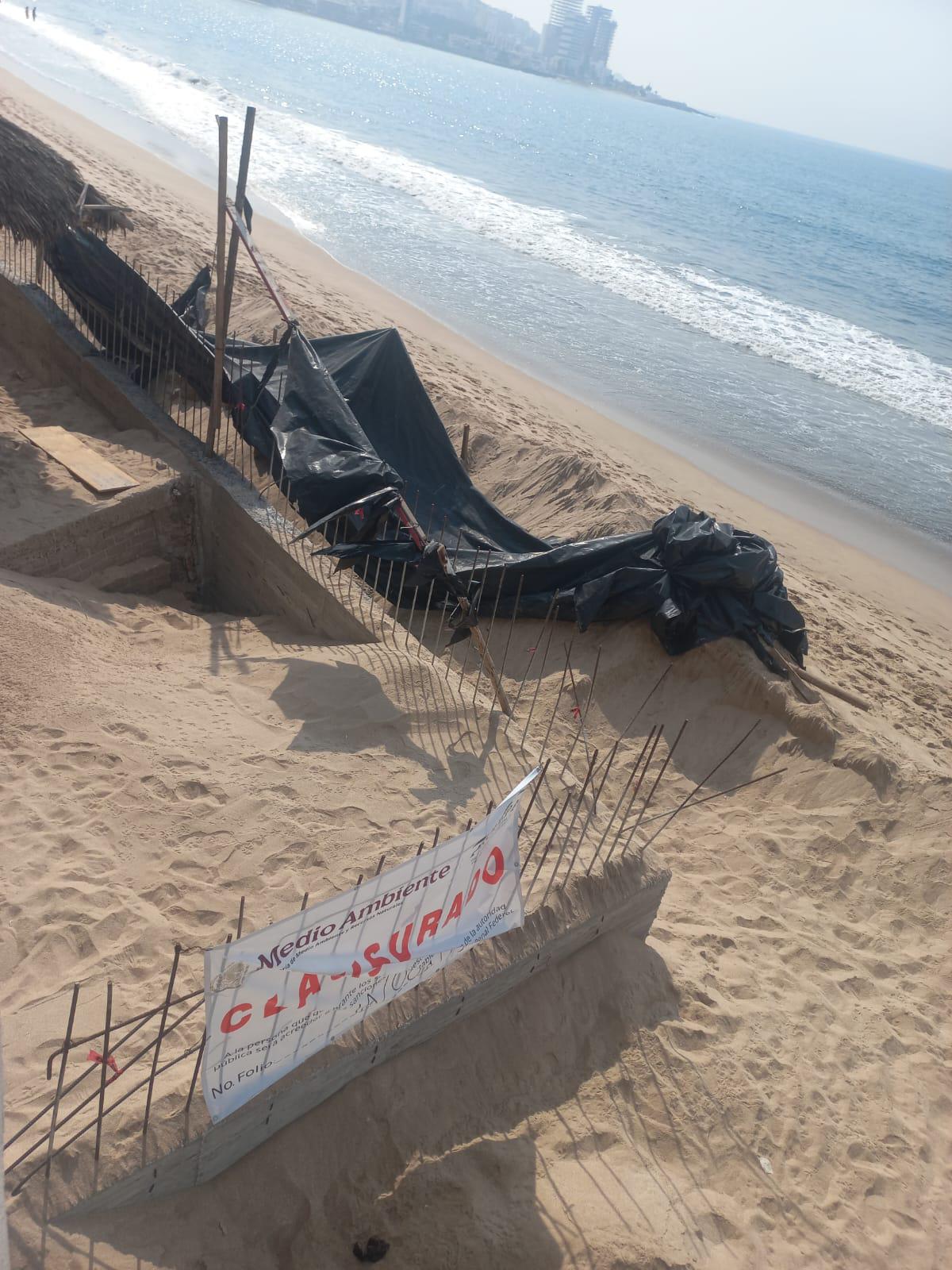 $!Apresuran obras en palapa clausurada por Profepa, en Mazatlán; ahora usan madera