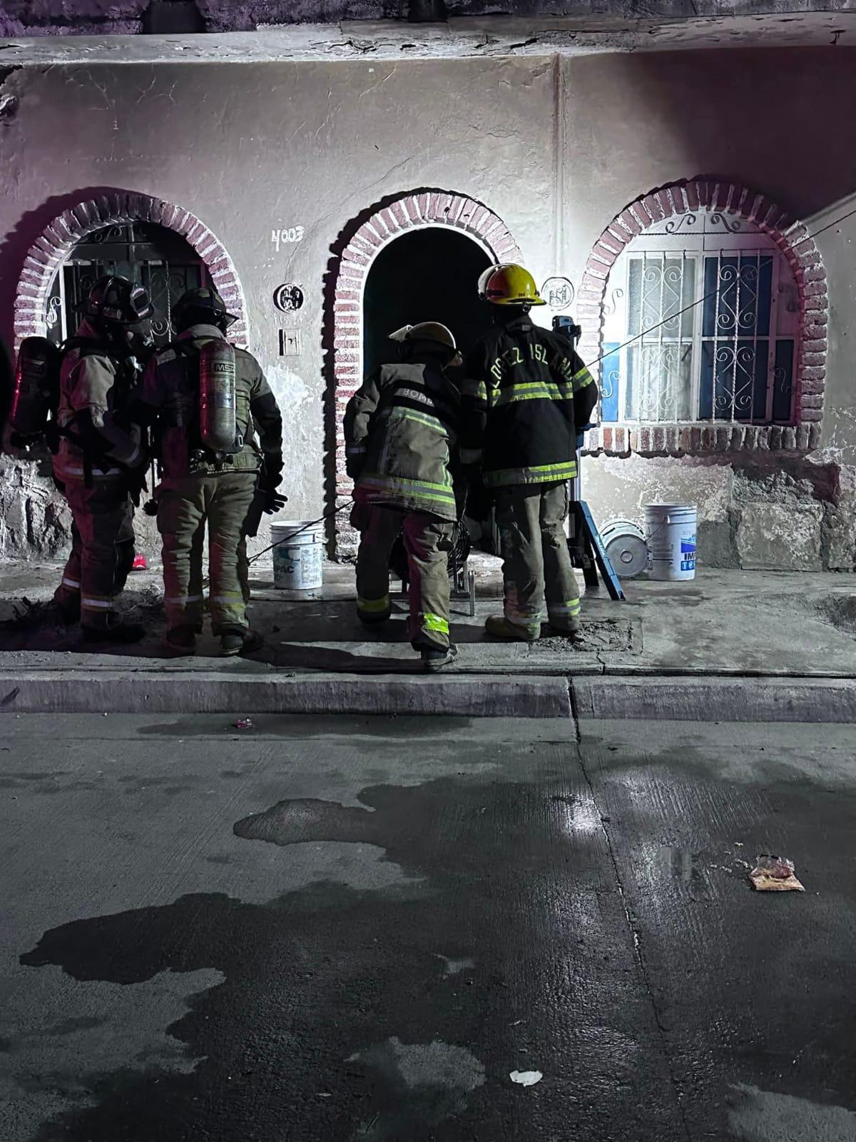 $!Atienden Bomberos en Mazatlán incendio en casa al parecer generado por pirotecnia