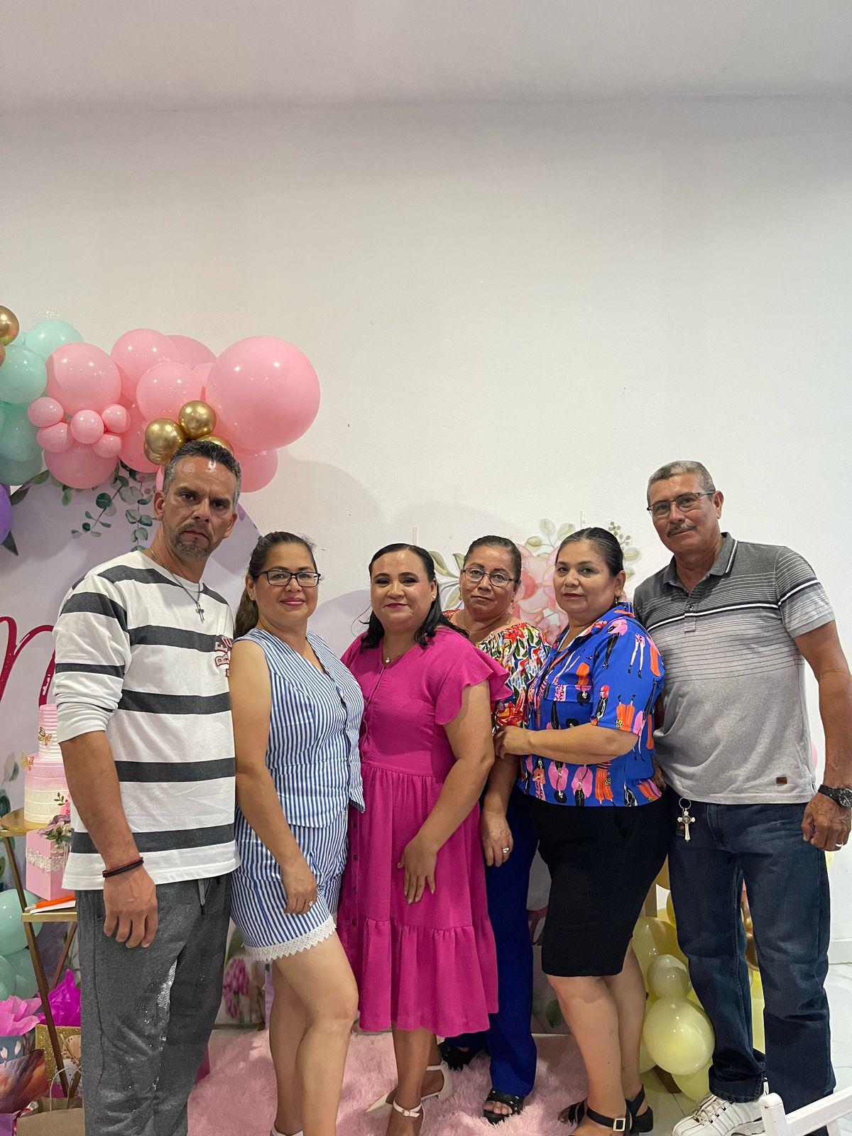 $!Con sus cuñadas y sus esposos. Horacio Bastidas, Emma Guadalupe Huerta, Patricia y María Juana Huerta y Luis Puerta.