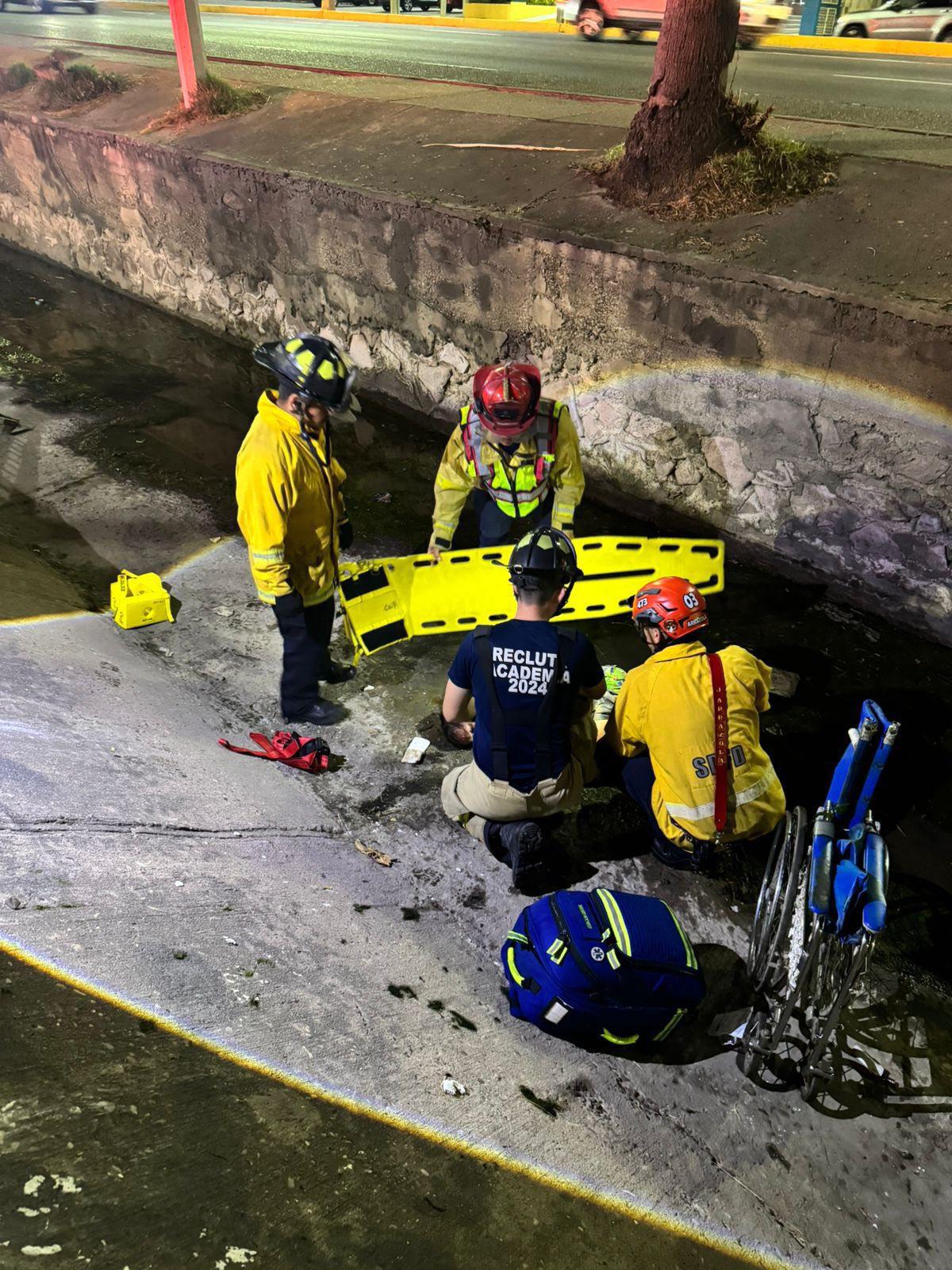 $!Rescatan a persona en silla de ruedas tras caer a canal en Mazatlán