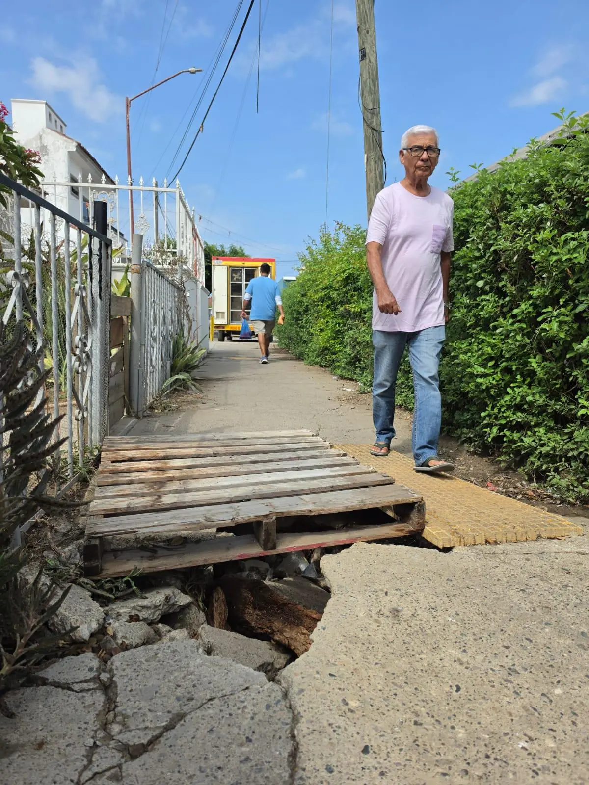 $!Colonos del Jabalíes, en Mazatlán, siguen esperando reparación de socavón tras más de un año de afectaciones