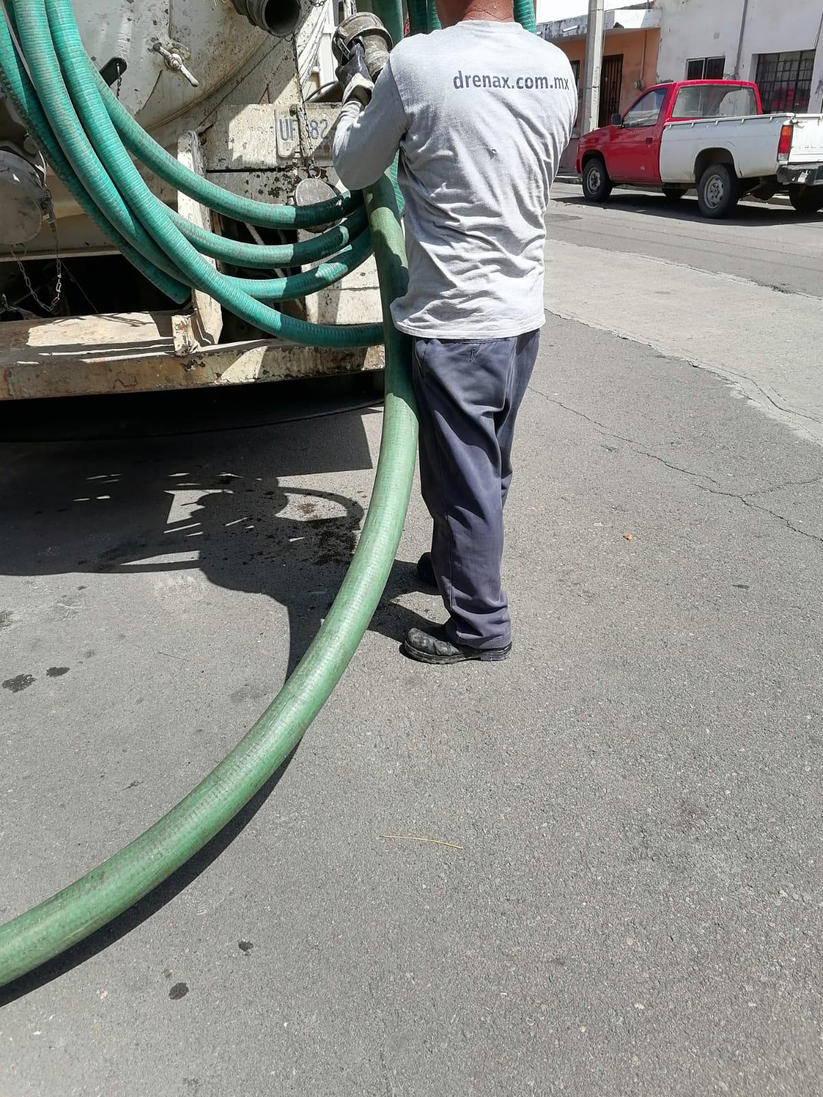 $!Cada que llueve, vecinos del Centro de Mazatlán ven cómo las aguas negras brotan dentro de sus casas