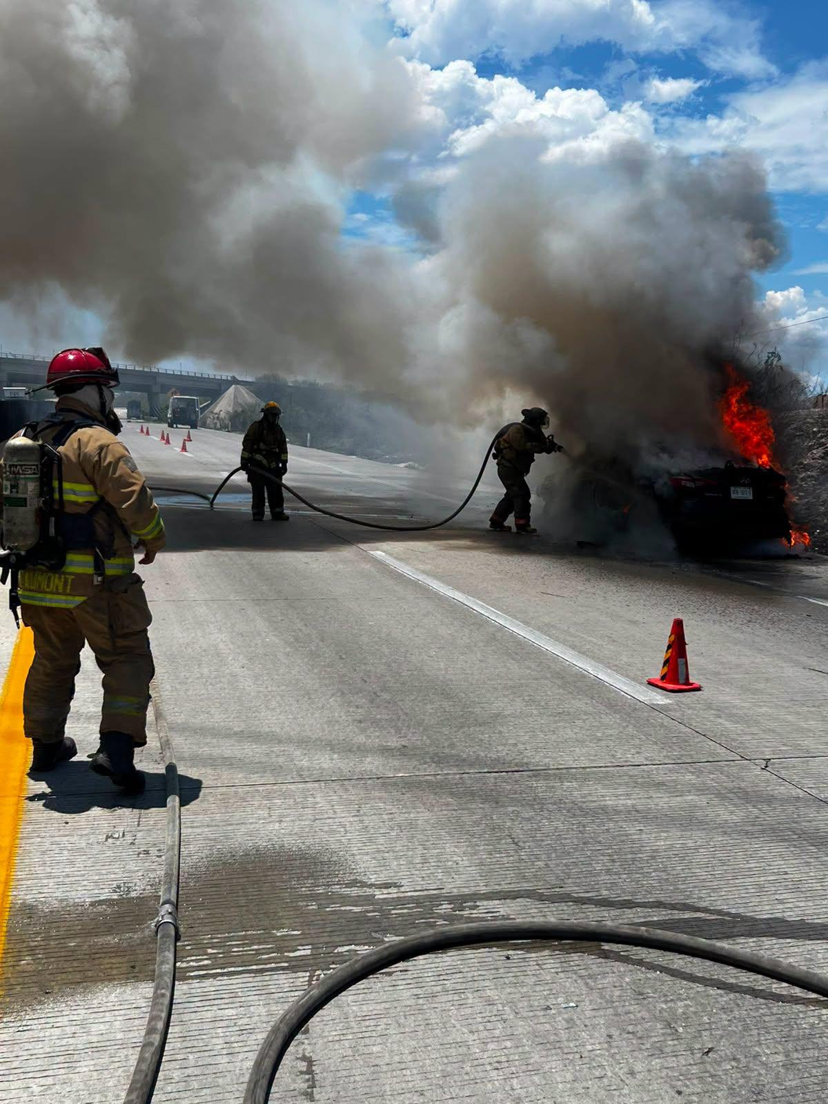 $!Se incendia vehículo en la carretera México 15, cerca de la caseta El Vainillo