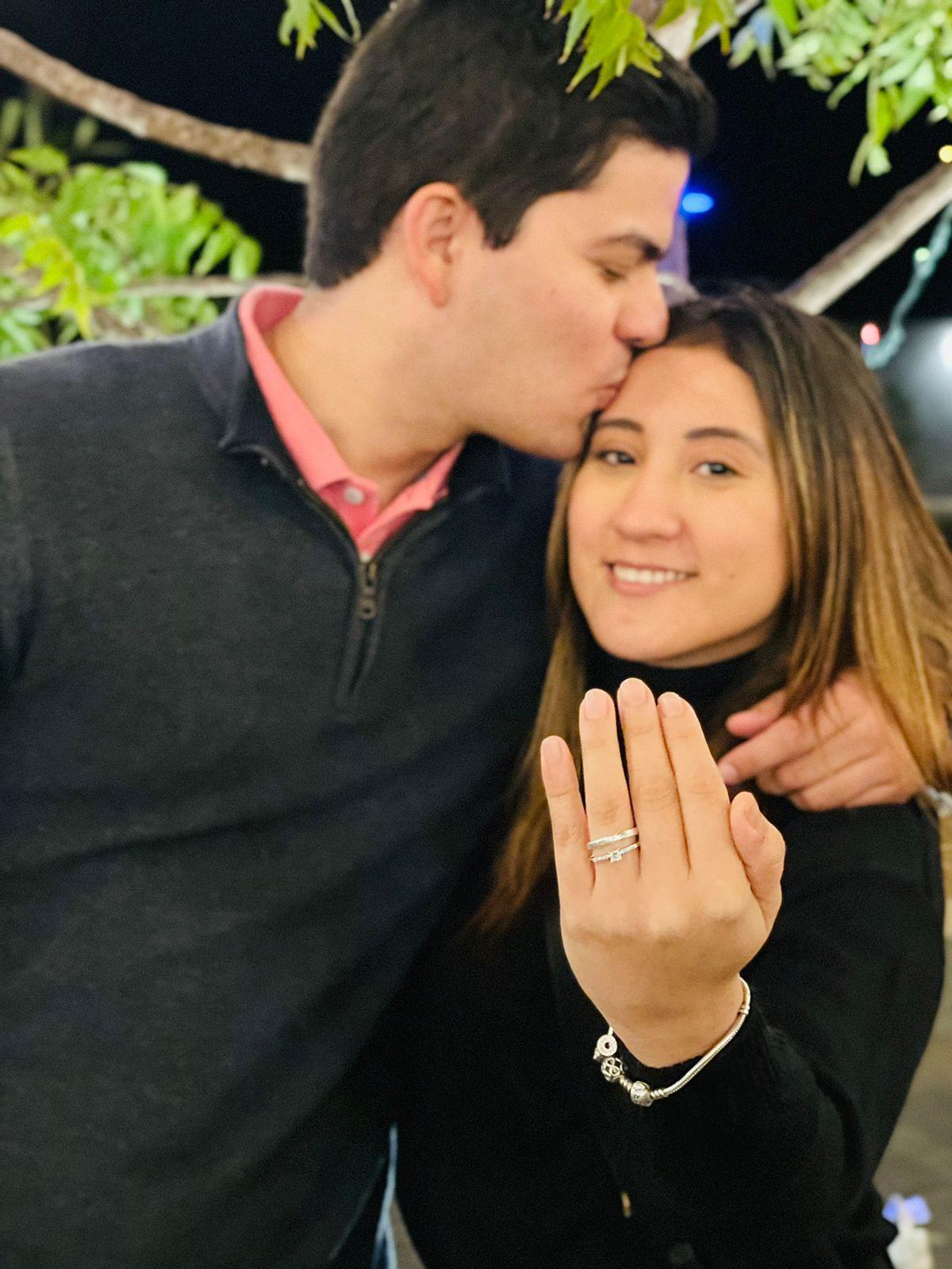 $!Andrea Rueda, feliz con su anillo de compromiso.