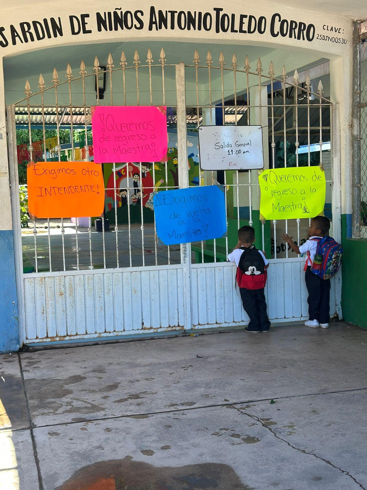 $!Toman padres de familia jardín de niños en la comunidad de Isla del Bosque