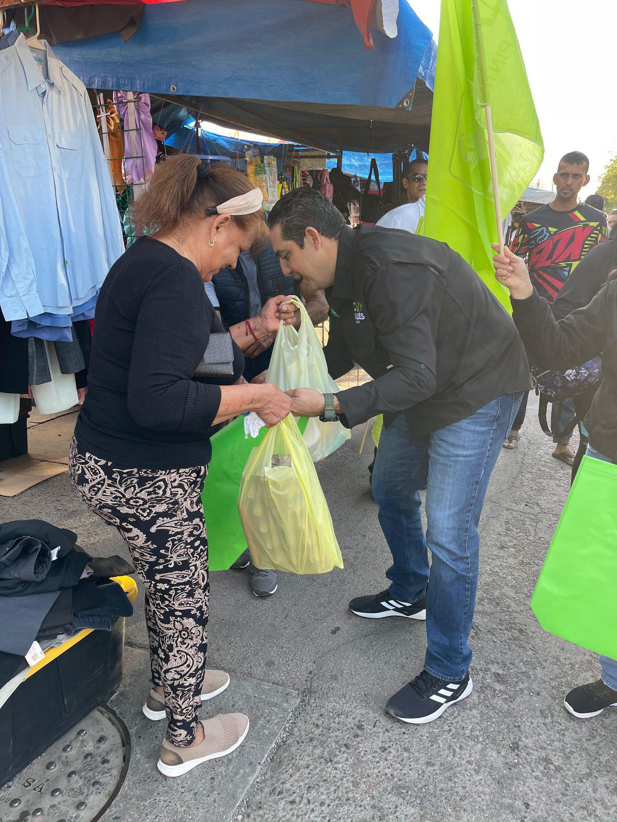 $!Realiza Chuy Valdés recorrido por tianguis Los Huizaches continuando su campaña electoral