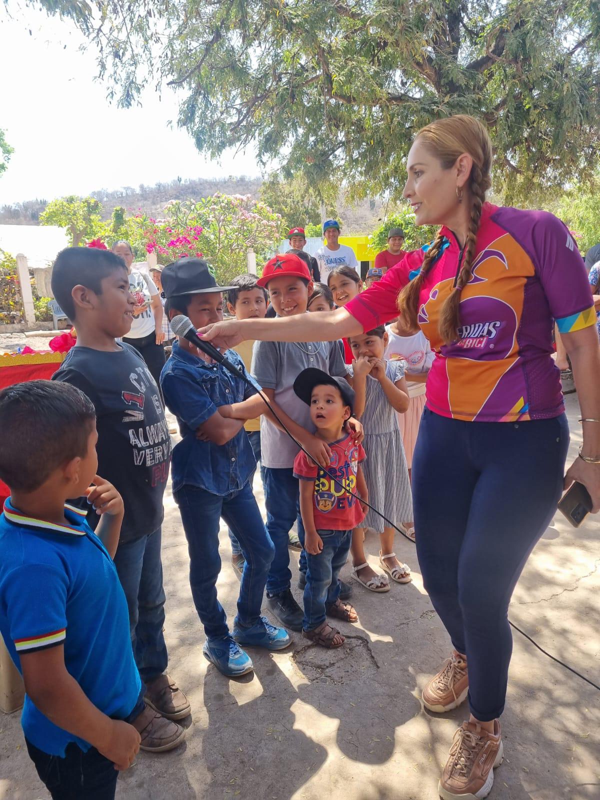 $!Fridas en Bici Sinaloa hace felices a las niñas y niños de El Armadillo, en Mazatlán