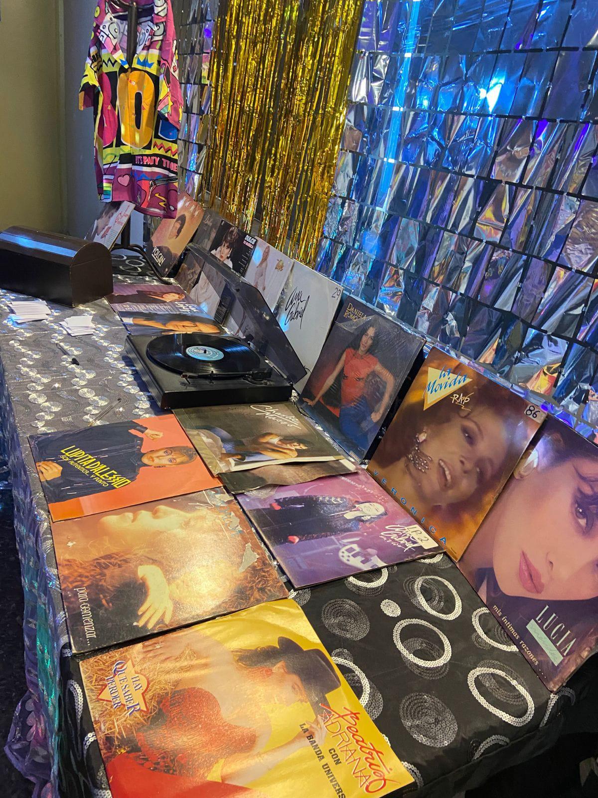$!Discos de acetato de los 80 fueron los centros de mesa para los invitados.