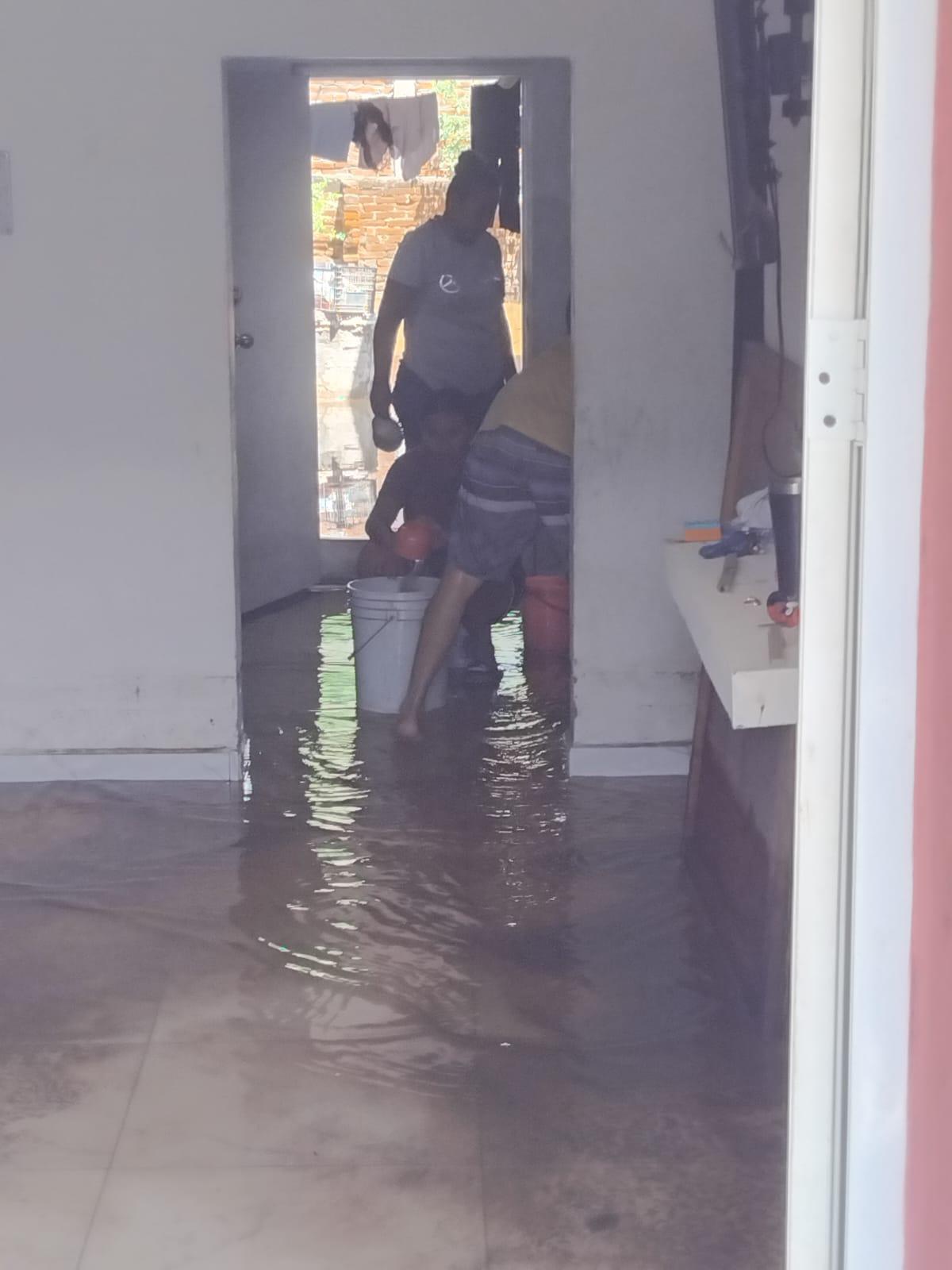 $!Tras las lluvias, vecinos sacan agua de casa inundada y ponen colchones al sol en Urías, en Mazatlán