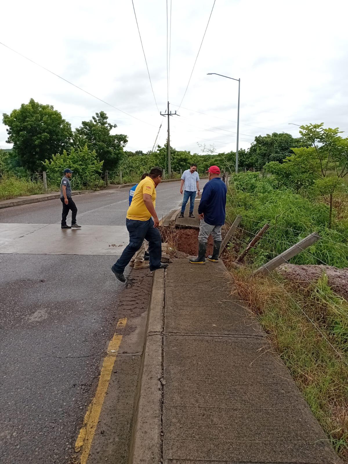 $!Desalojan universidad en Escuinapa ante crecida de arroyo