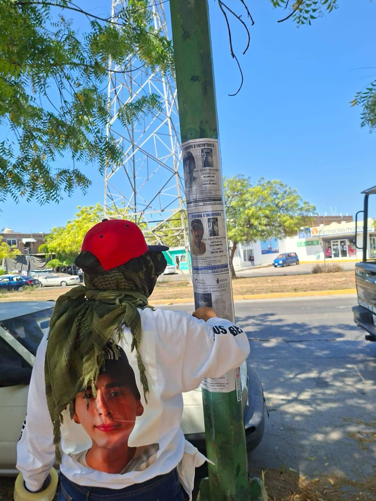$!Madres buscadoras pegan en calles de Mazatlán fichas de búsqueda de sus desaparecidos
