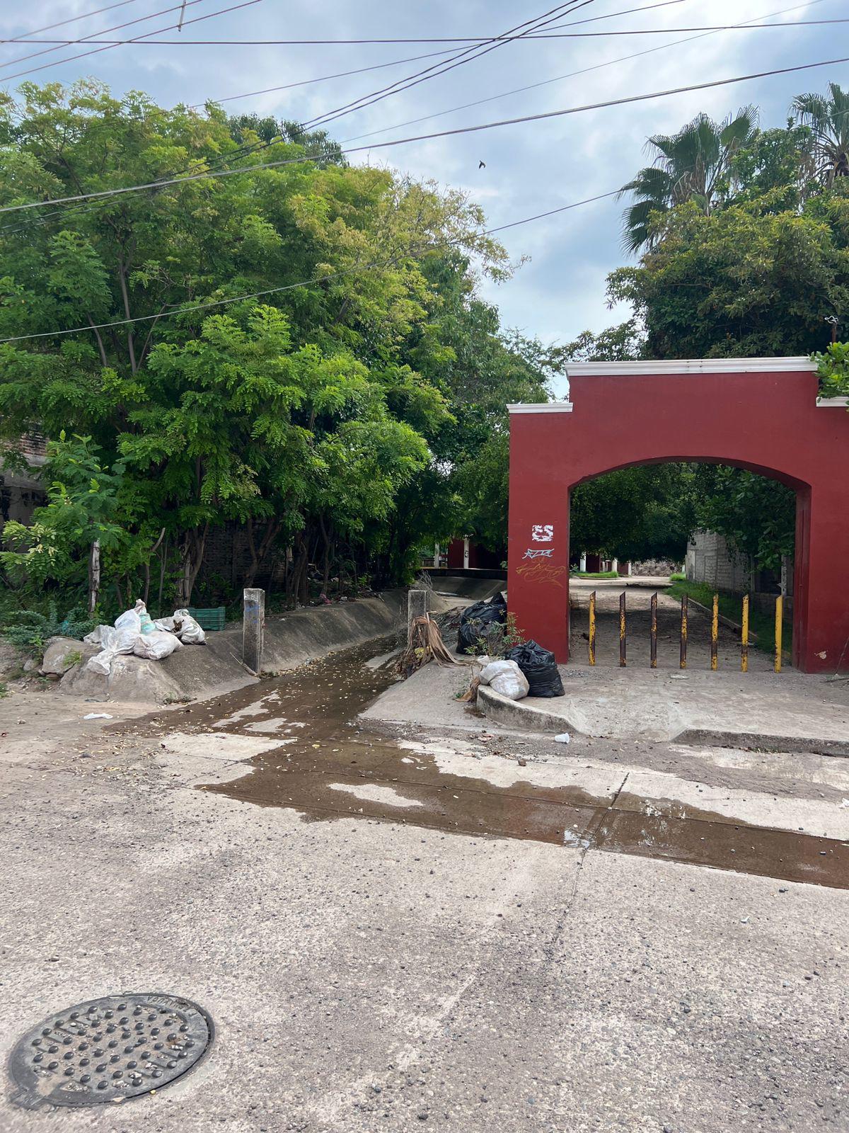 $!Convierten en basurero a canal pluvial que conecta a la laguna del Iguanero, en Rosario
