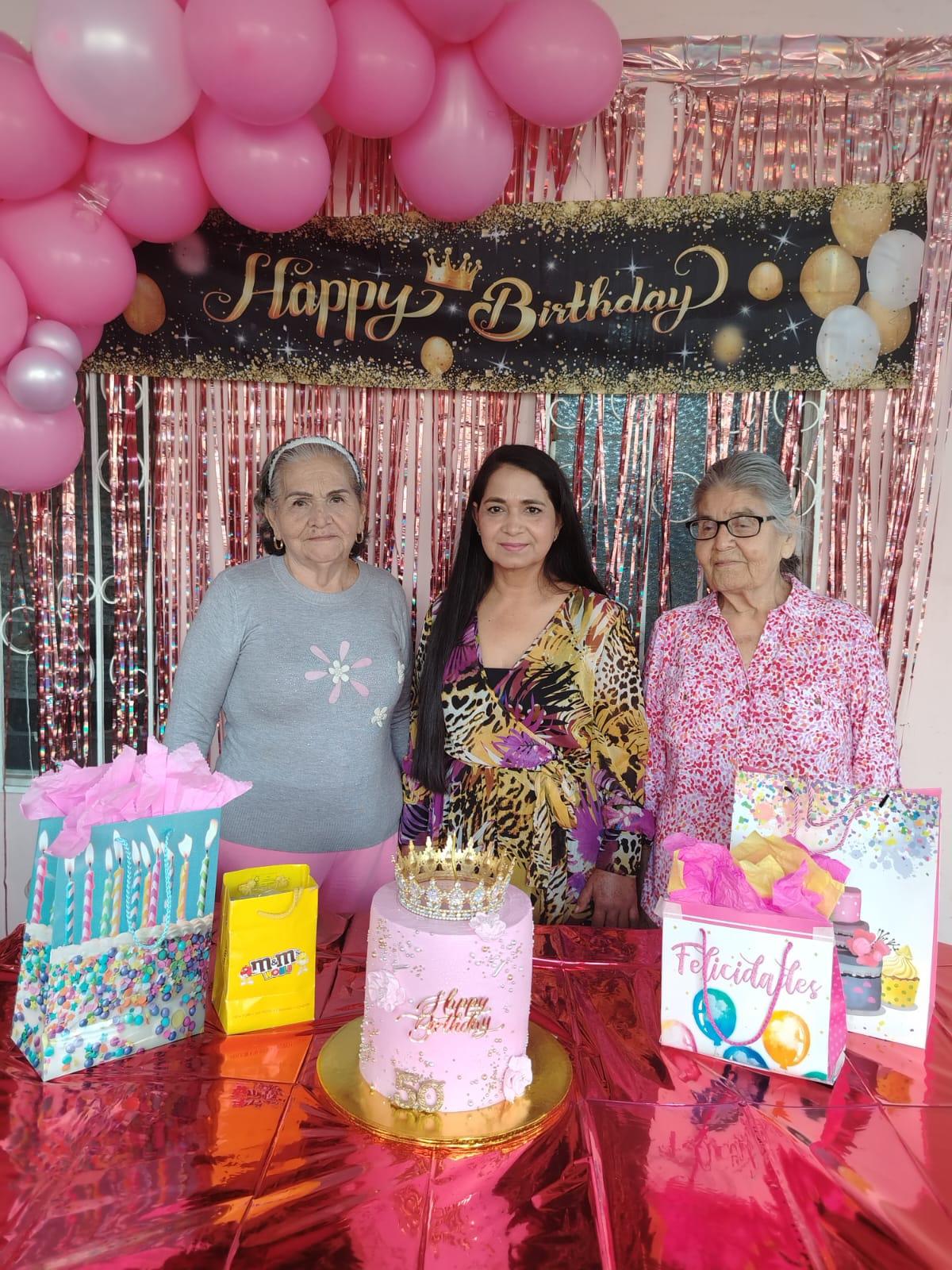 $!María Delgado y su suegra Graciela Huerta Merino la acompañaron en este día especial.