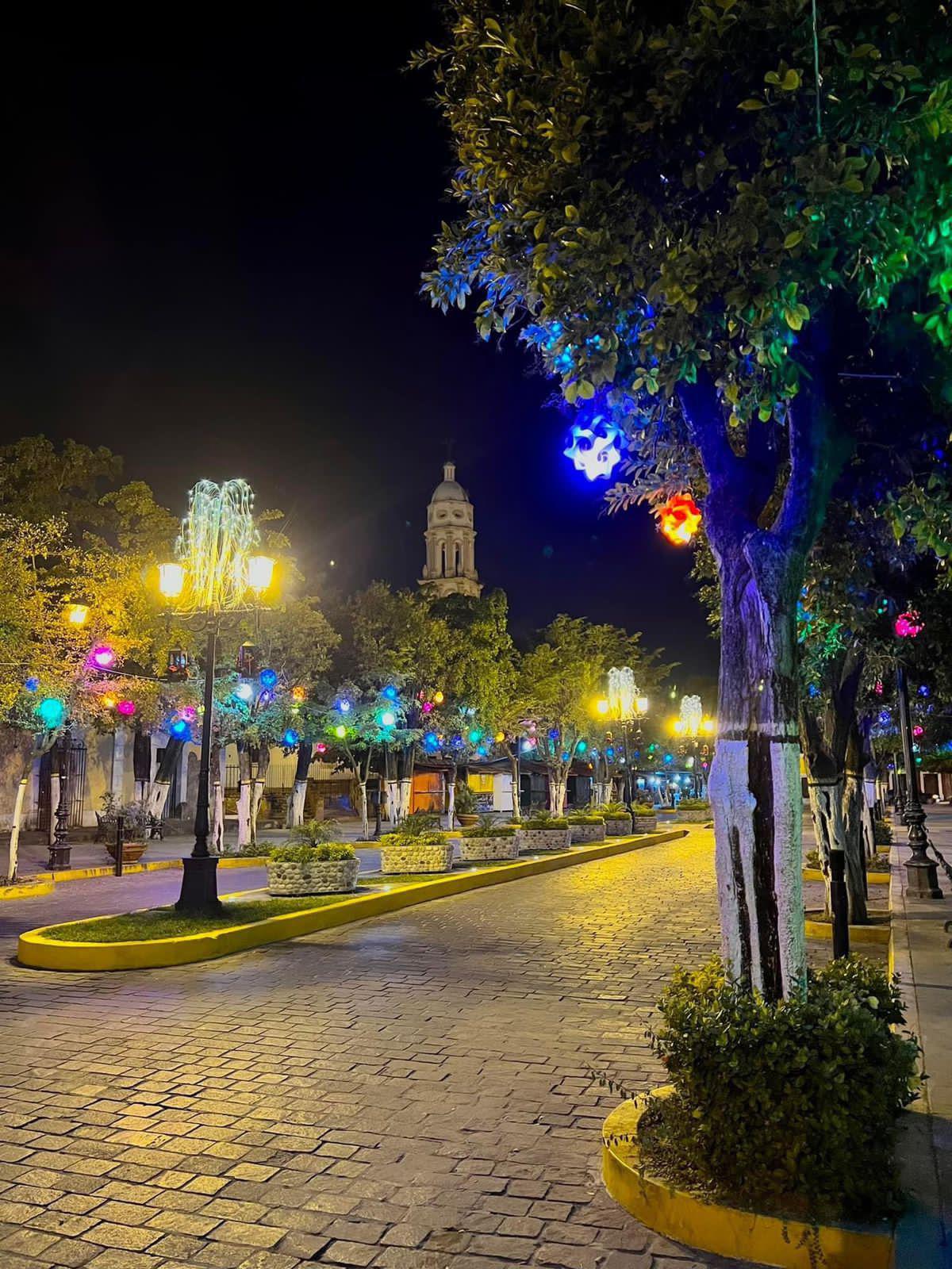 $!Decoran con luces y artesanías el Centro Histórico de Cosalá