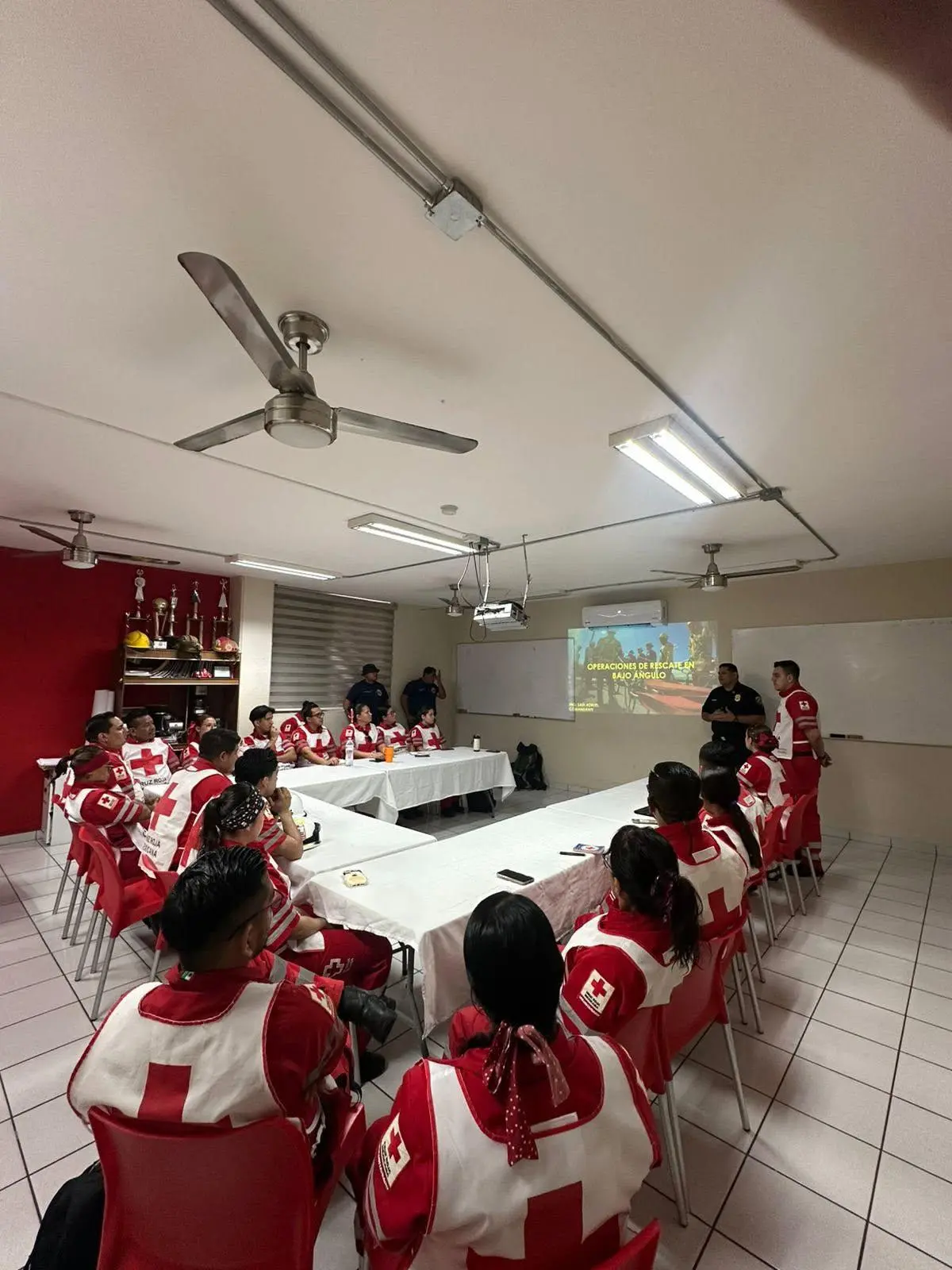 $!Imparte Bomberos Mazatlán capacitación a personal de Cruz Roja sobre procedimientos de rescate