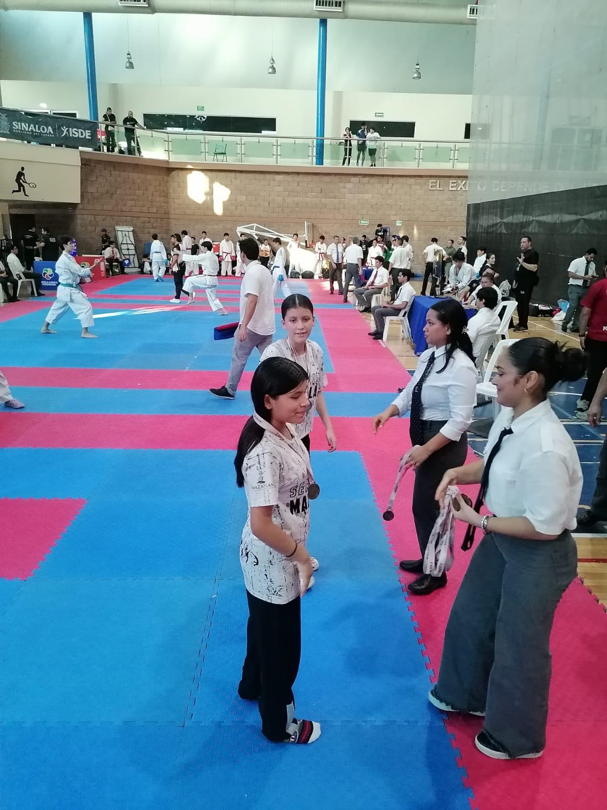$!Mazatlán destaca con 50 medallas en el Primer Torneo Estatal de Karate en Culiacán
