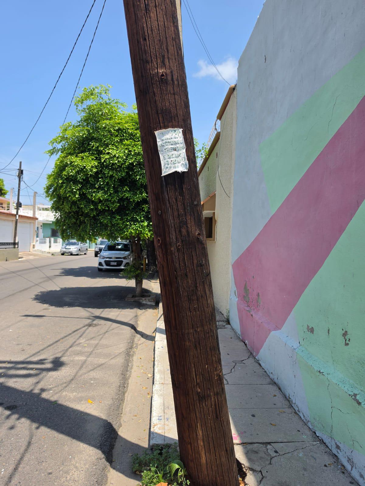 $!Vecinos del Centro de Mazatlán alertan por postes de luz inclinados