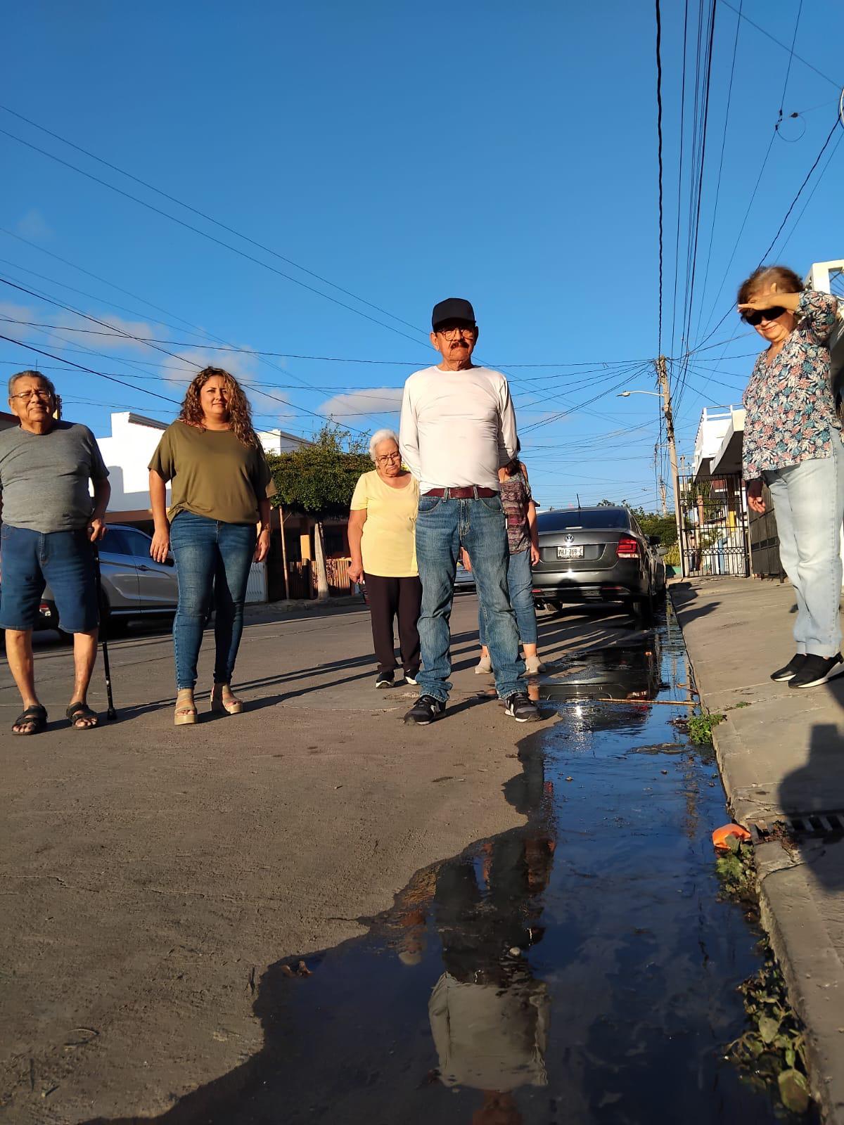 $!Vecinos de Campo Bello denuncian escurrimientos de aguas negras sin solución