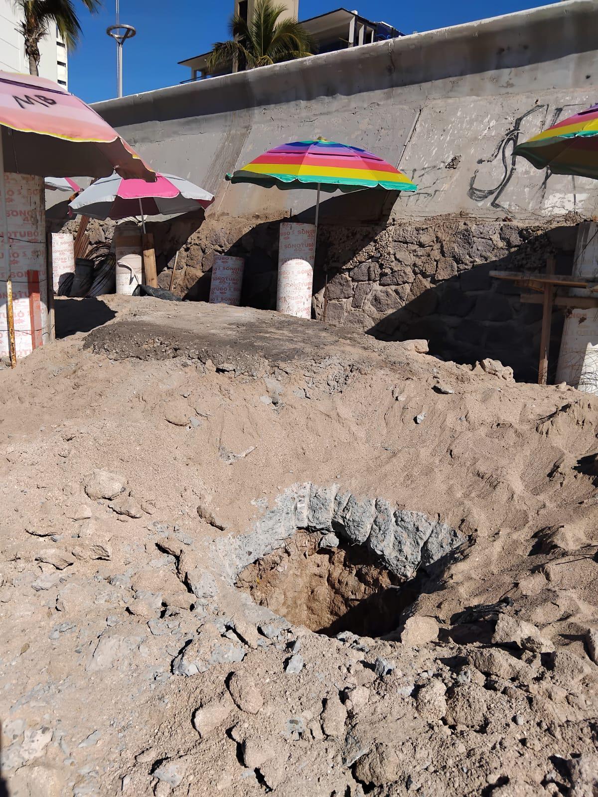 $!Suspenden obra que se realizaba en plena playa de Mazatlán